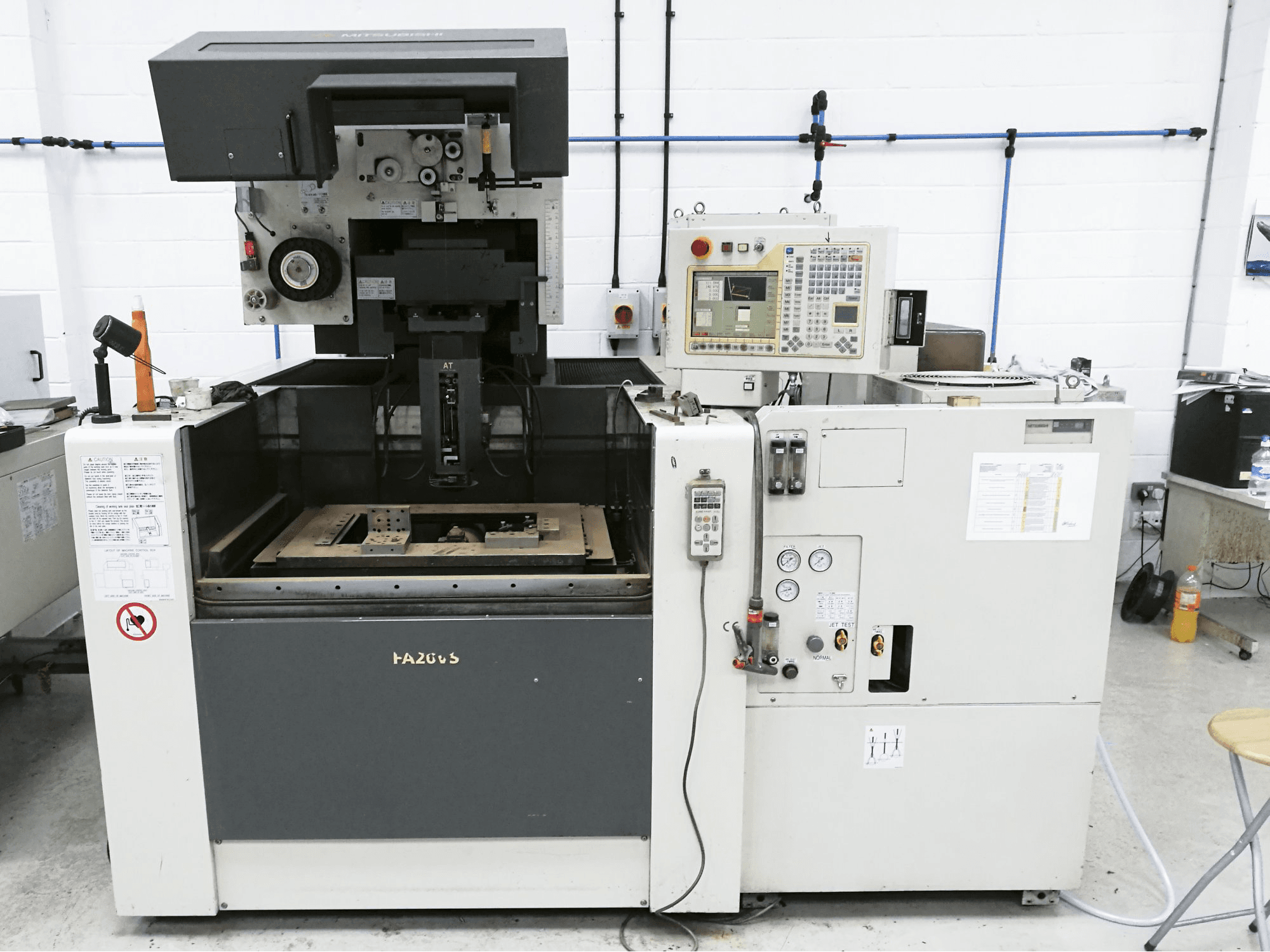 Čelní pohled na Mitsubishi Electric FA20-VS stroj