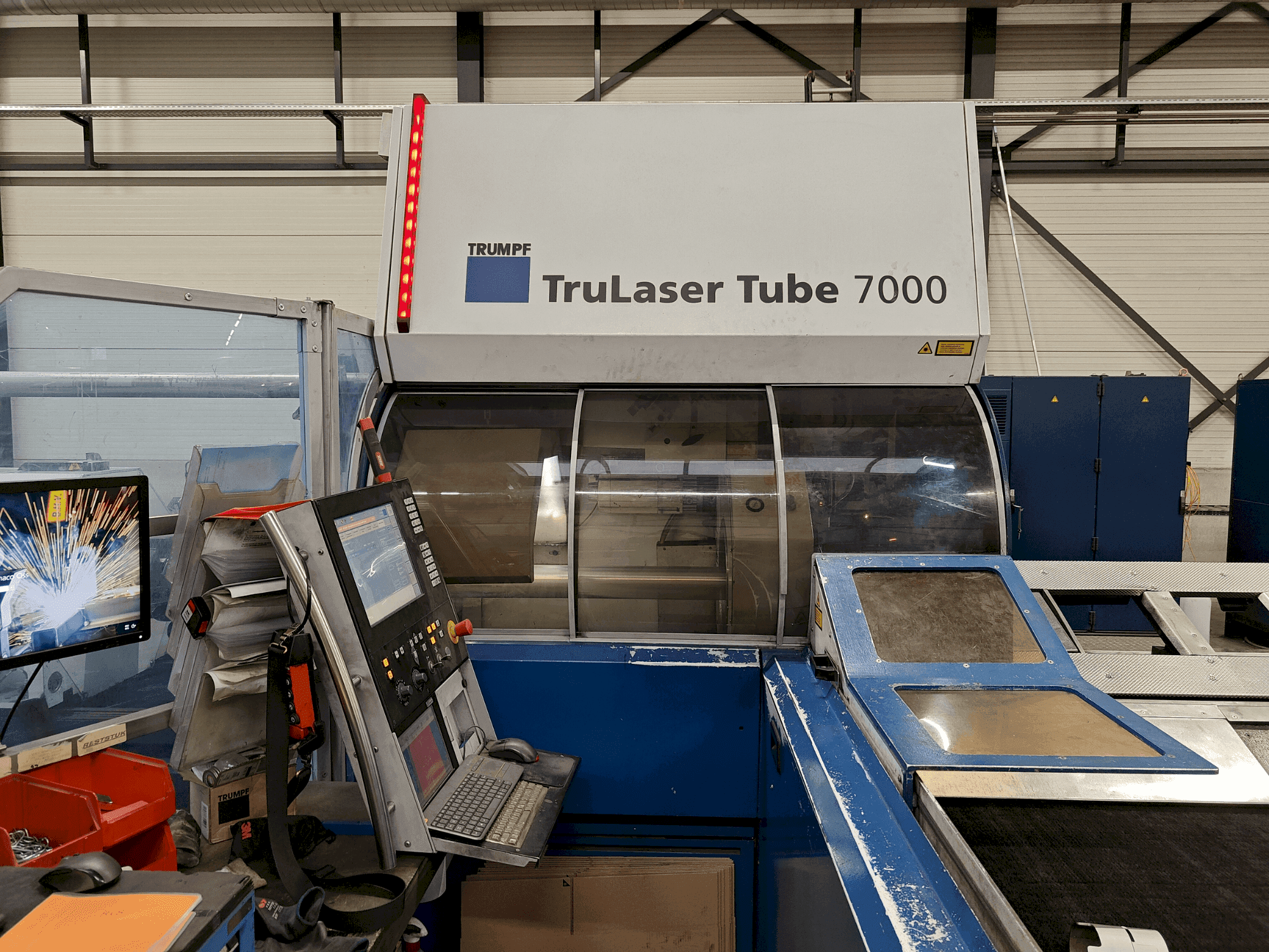 Čelní pohled na TRUMPF TruLaser Tube 7000 stroj
