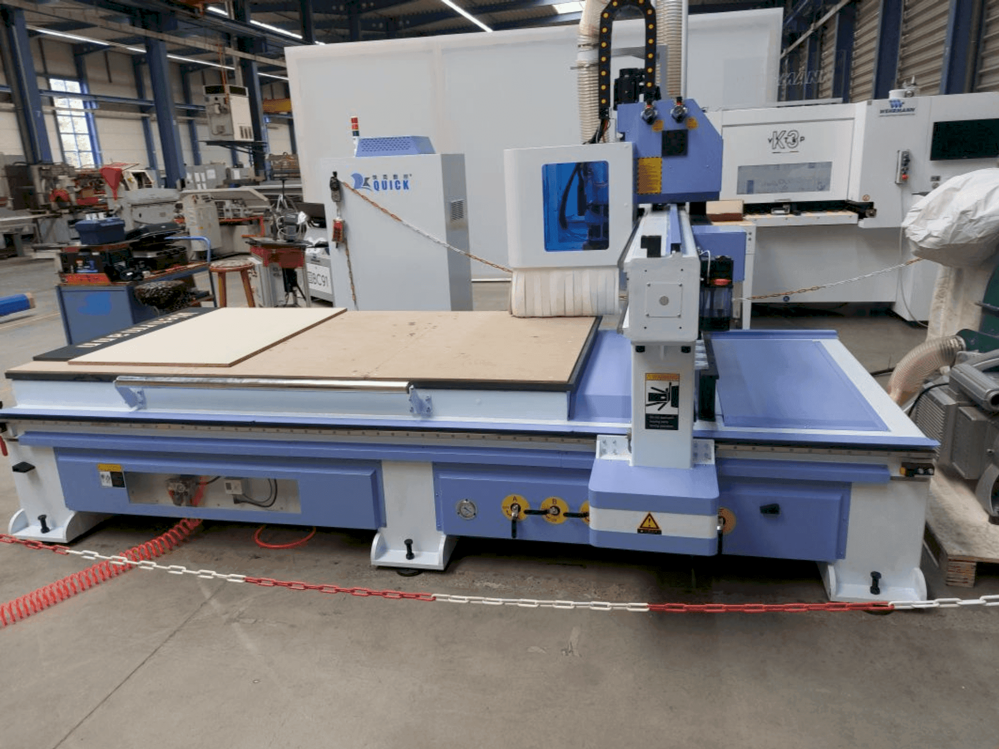 Čelní pohled na QUICK CNC UE-481 stroj