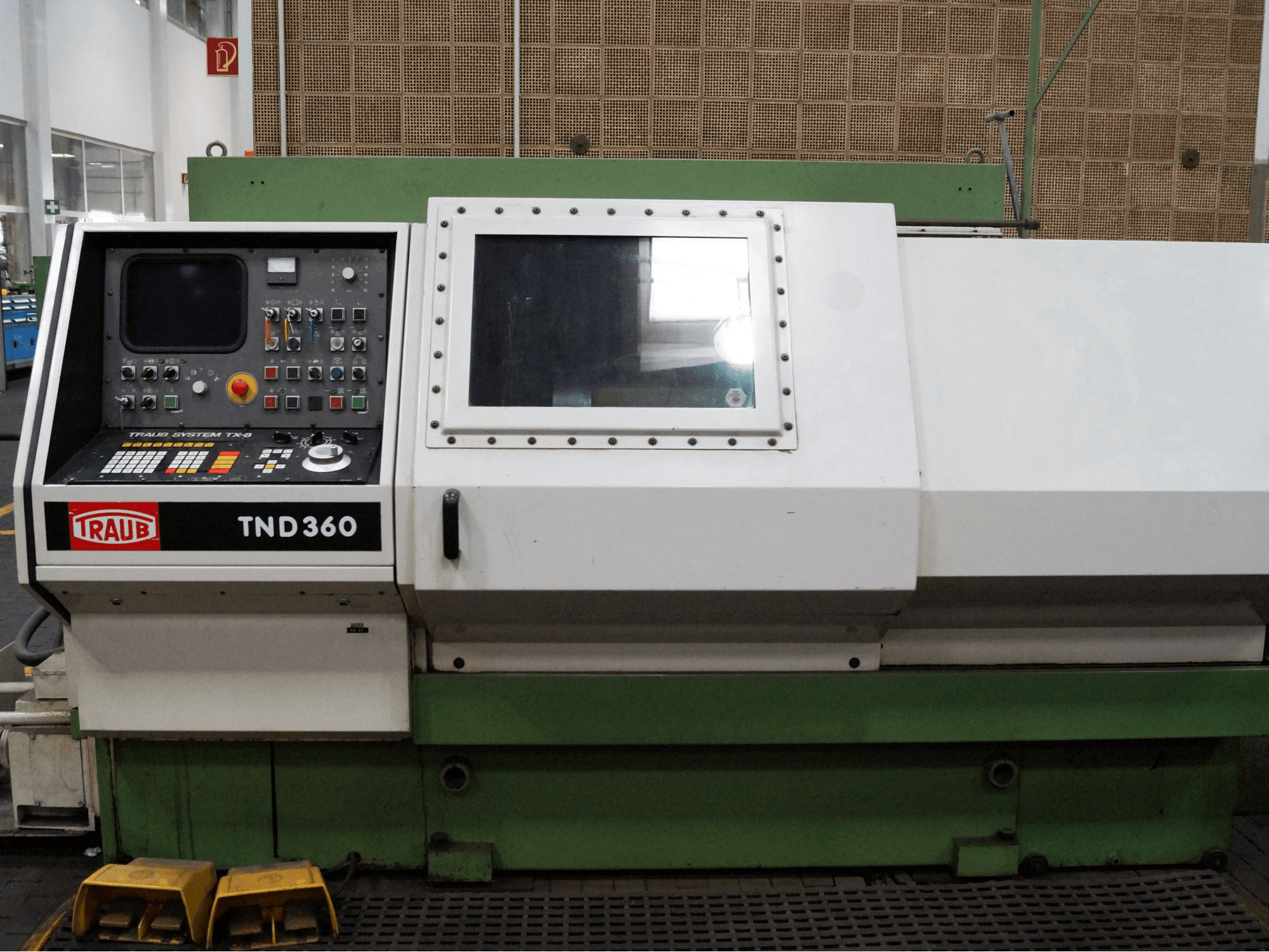 Čelní pohled na TRAUB TND 360 stroj