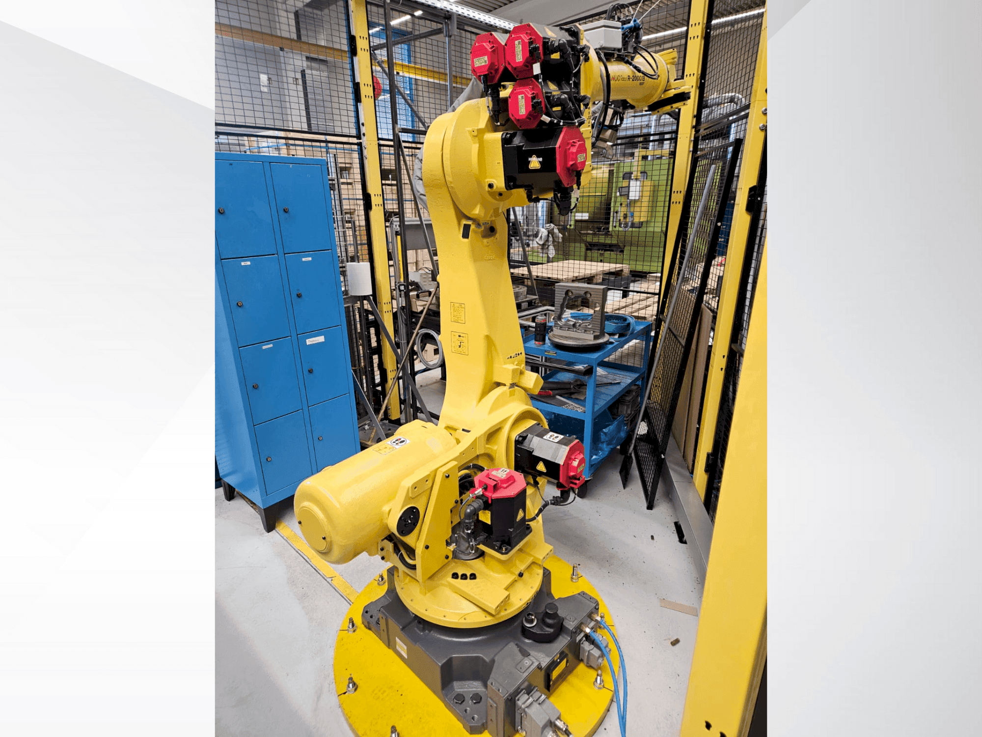 Čelní pohled na FANUC R2000iB/165F stroj