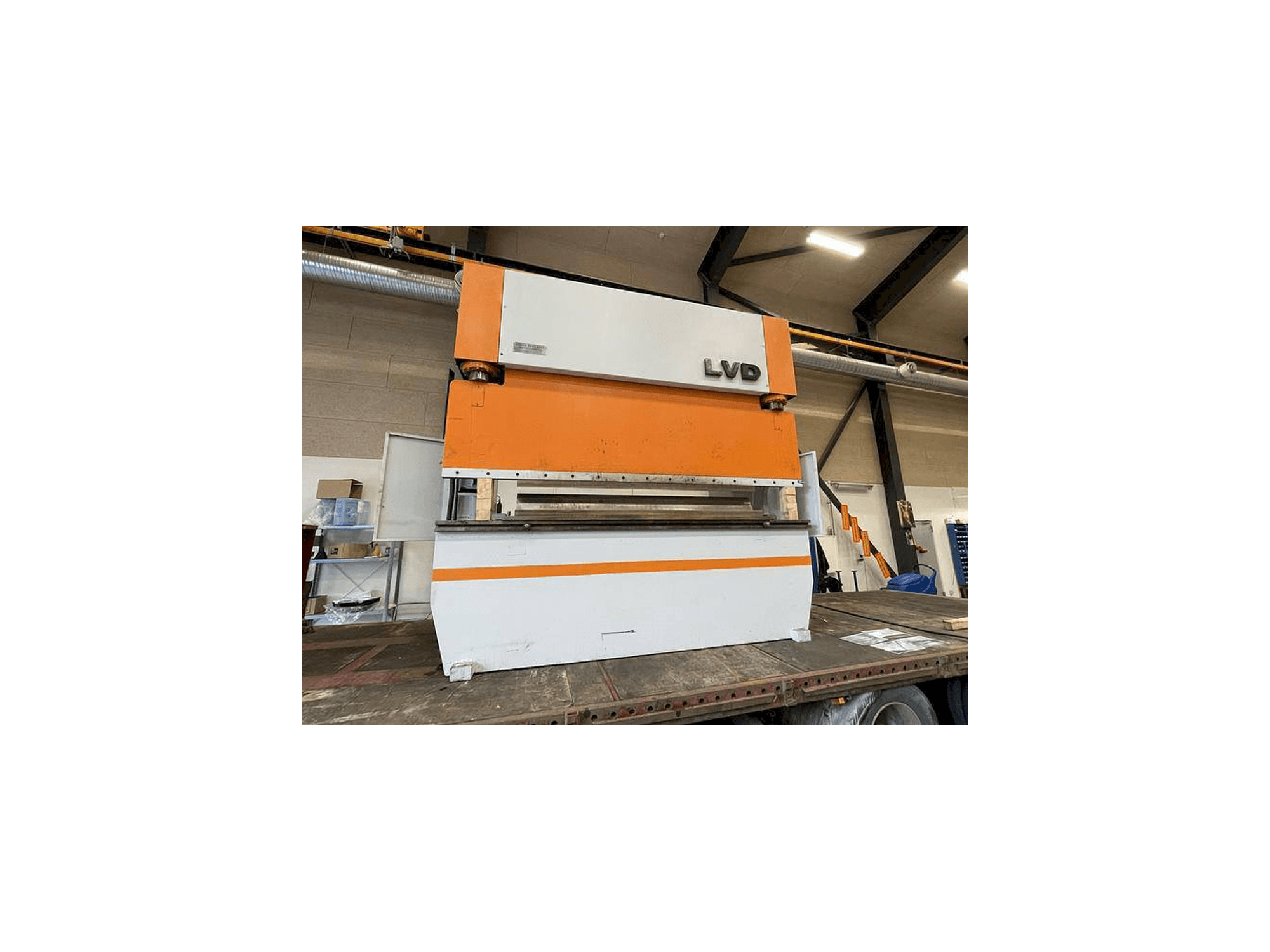 Čelní pohled na LVD PP 100 stroj