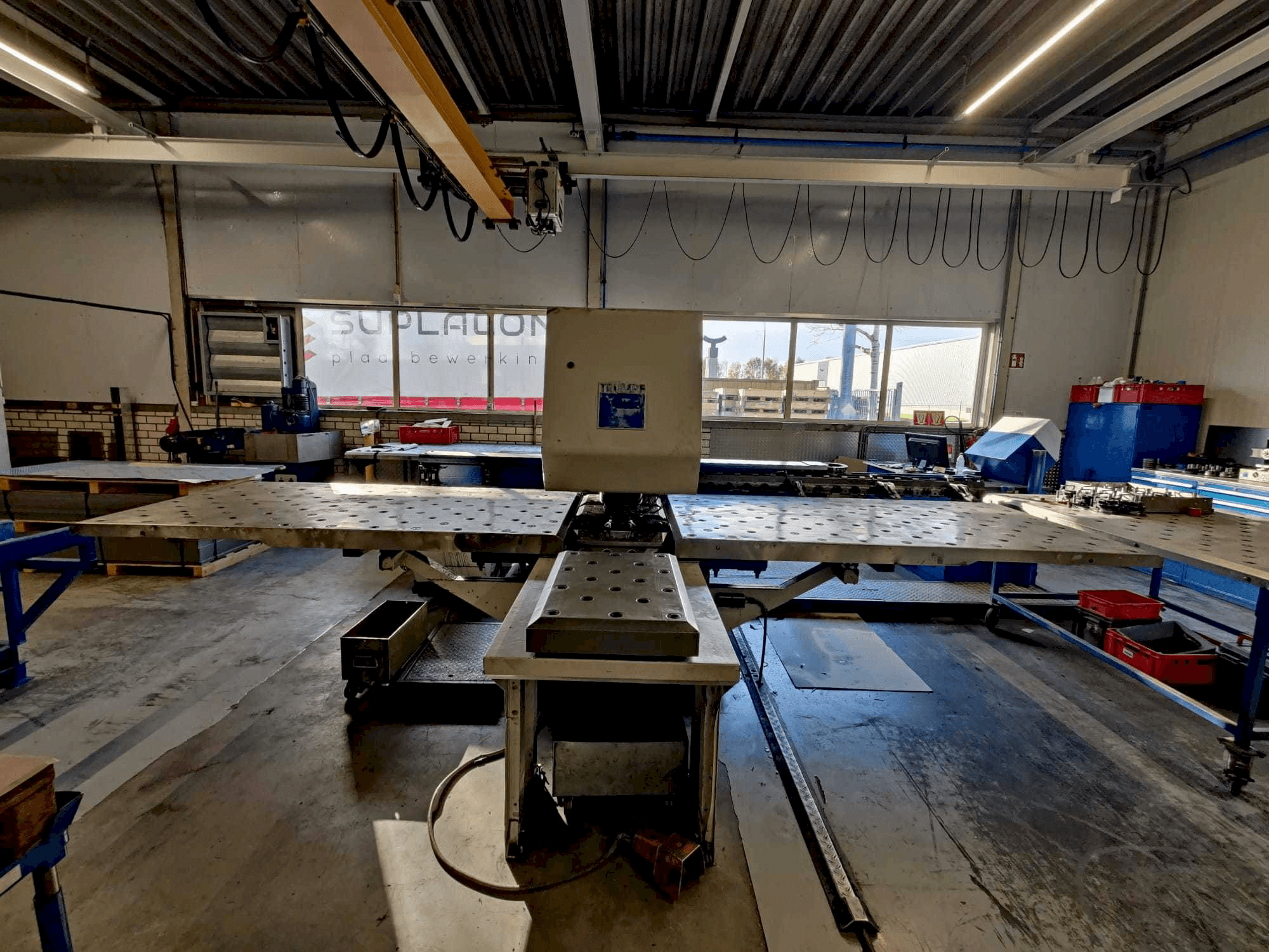 Čelní pohled na Trumpf Trumatic 500 stroj