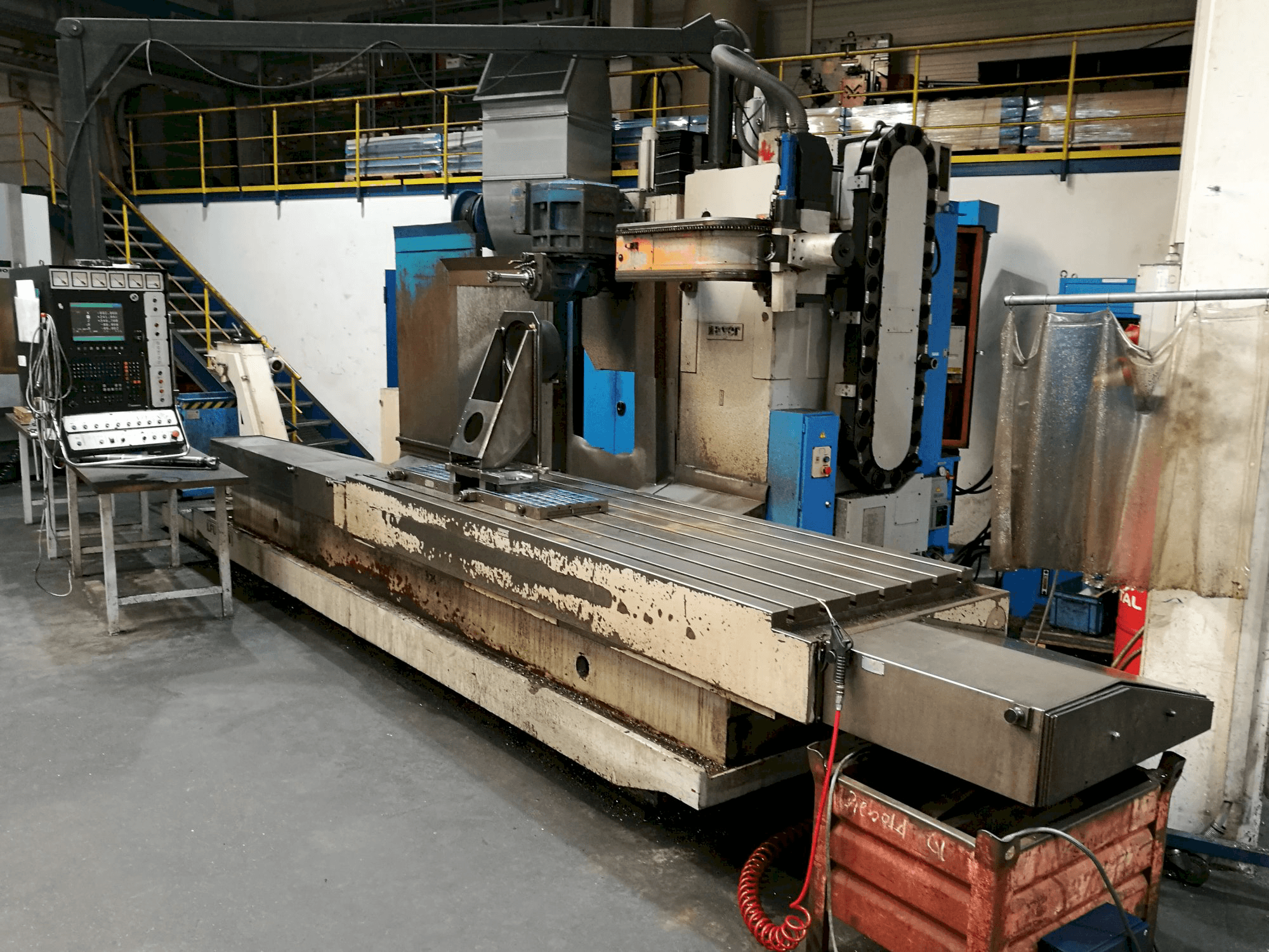 Pravý pohled na Zayer LFU 3000 stroj