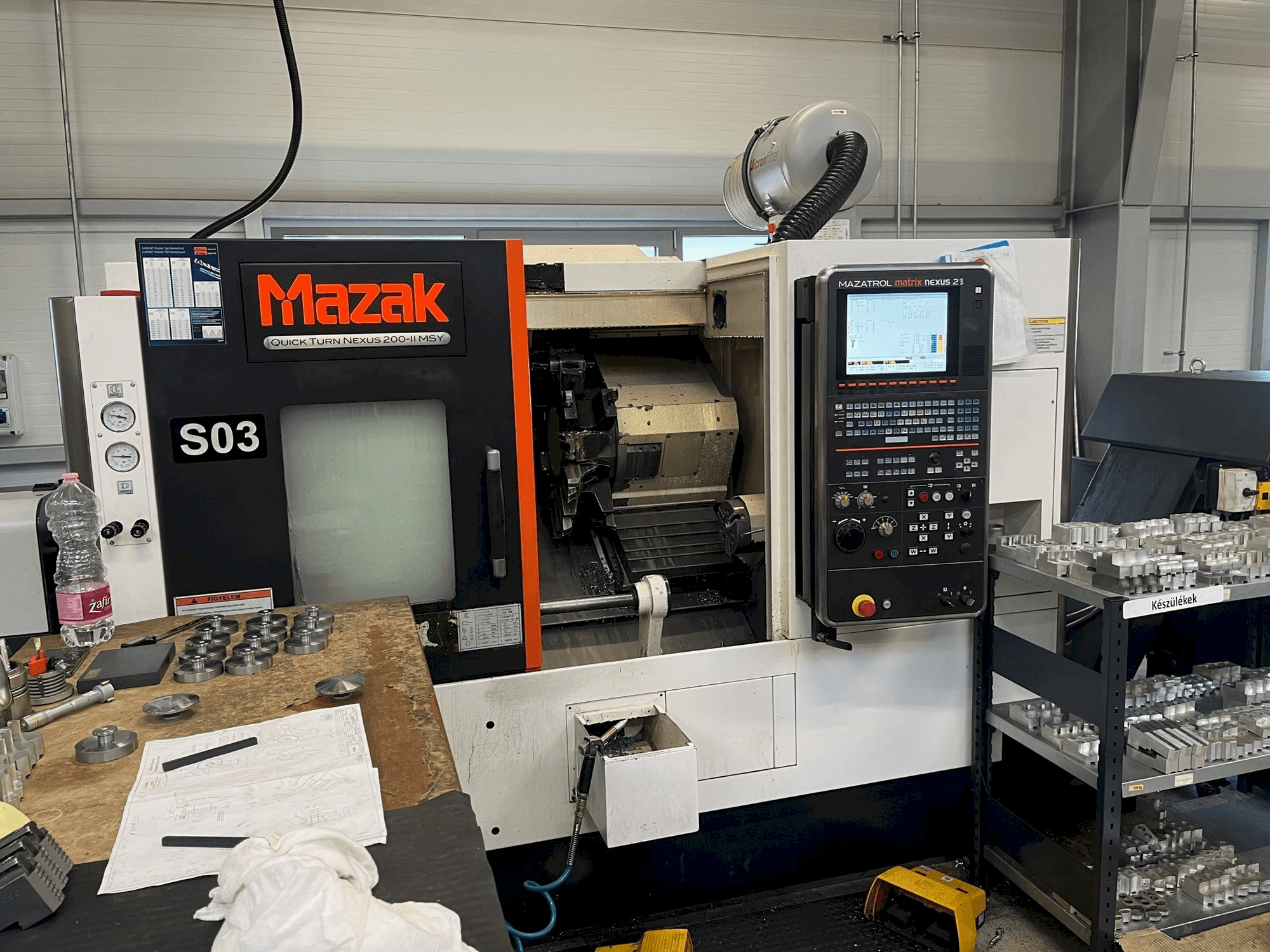 Čelní pohled na Mazak QTN200-MSY V6 stroj