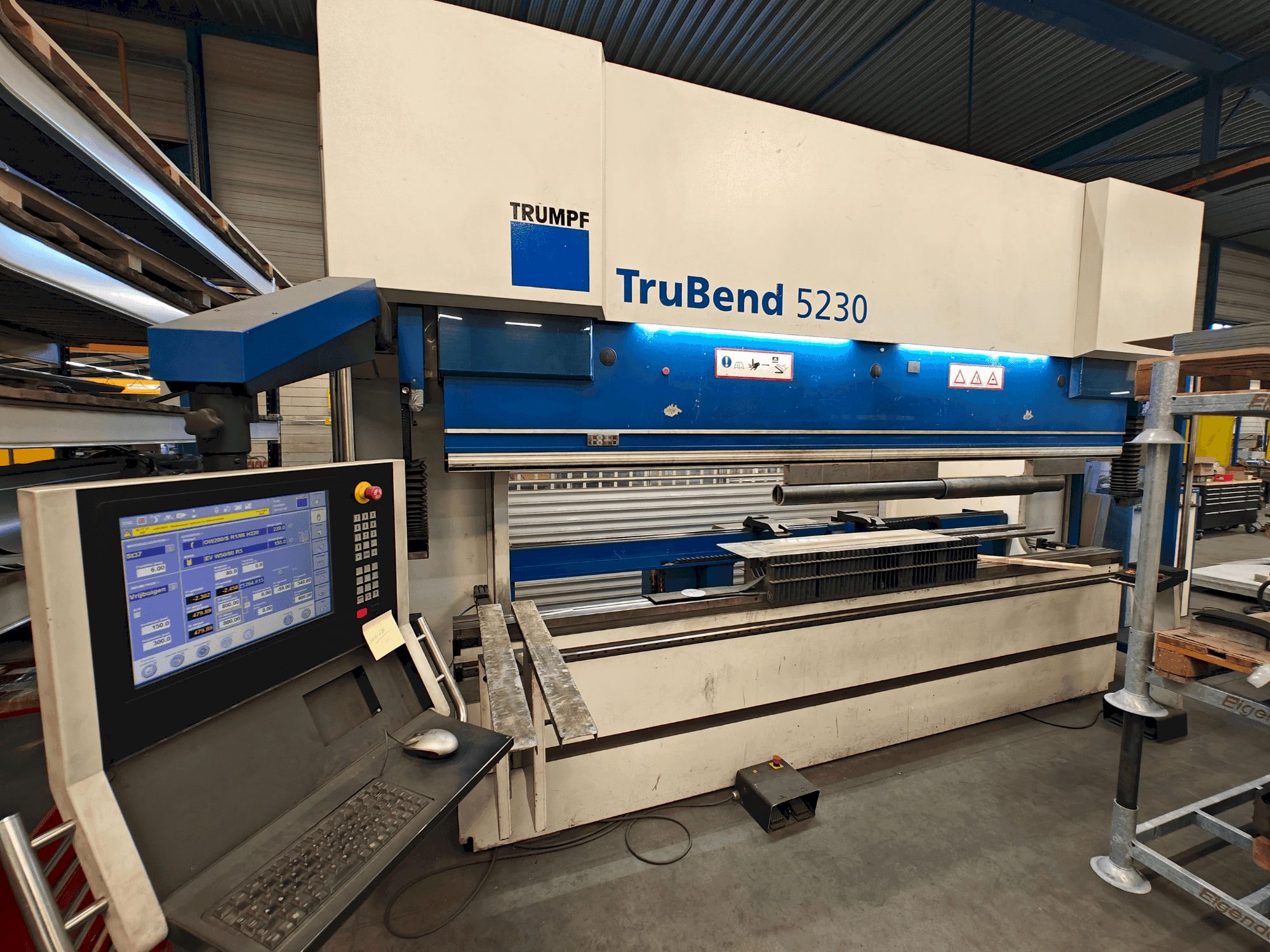 Čelní pohled na TRUMPF TruBend 5230 stroj