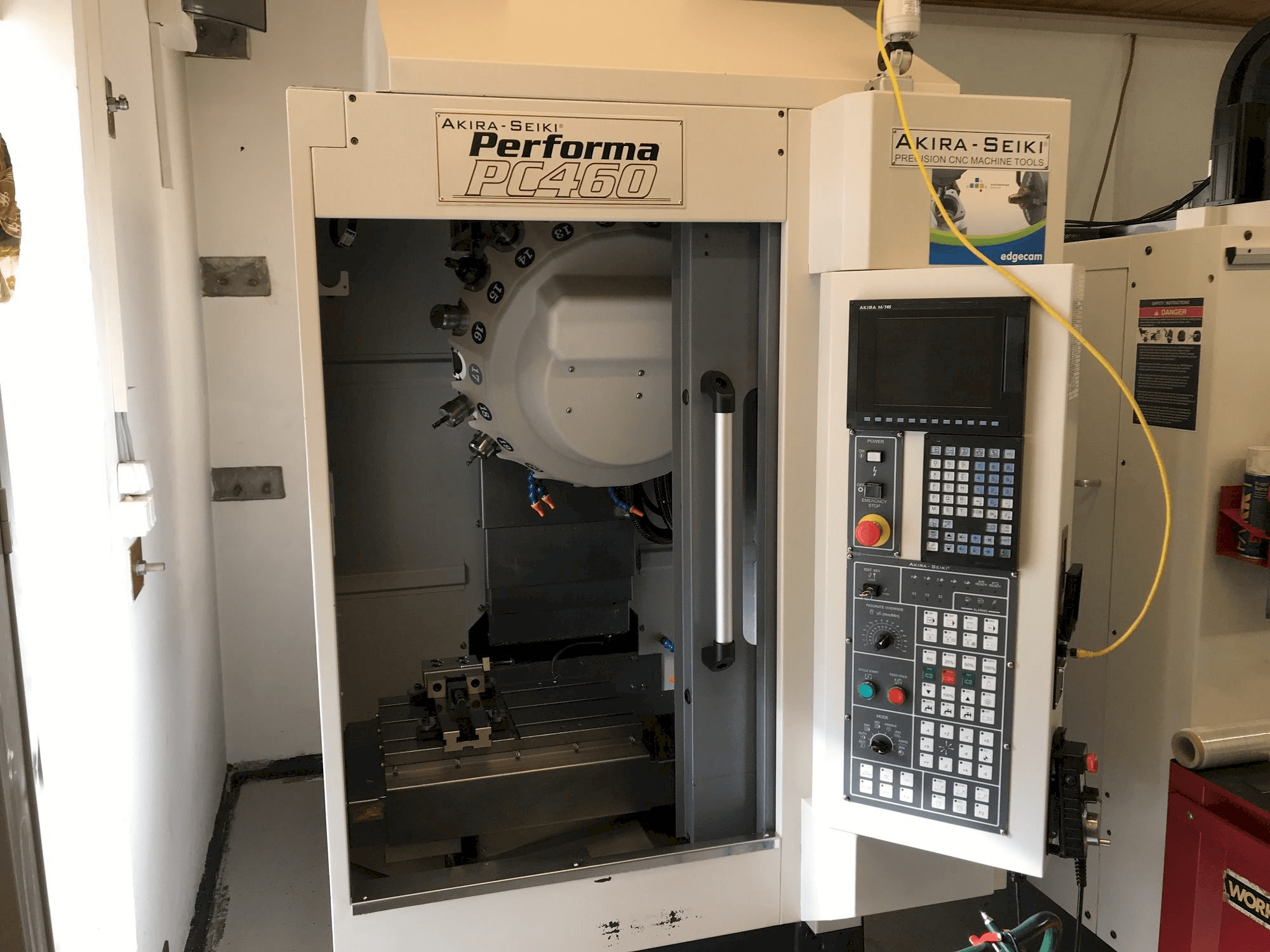 Čelní pohled na Akira Seiki PC 460 stroj