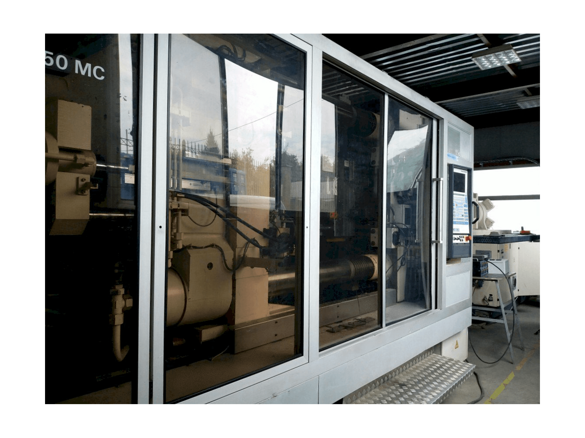 Čelní pohled na Krauss Maffei KM 800/1330 MC stroj