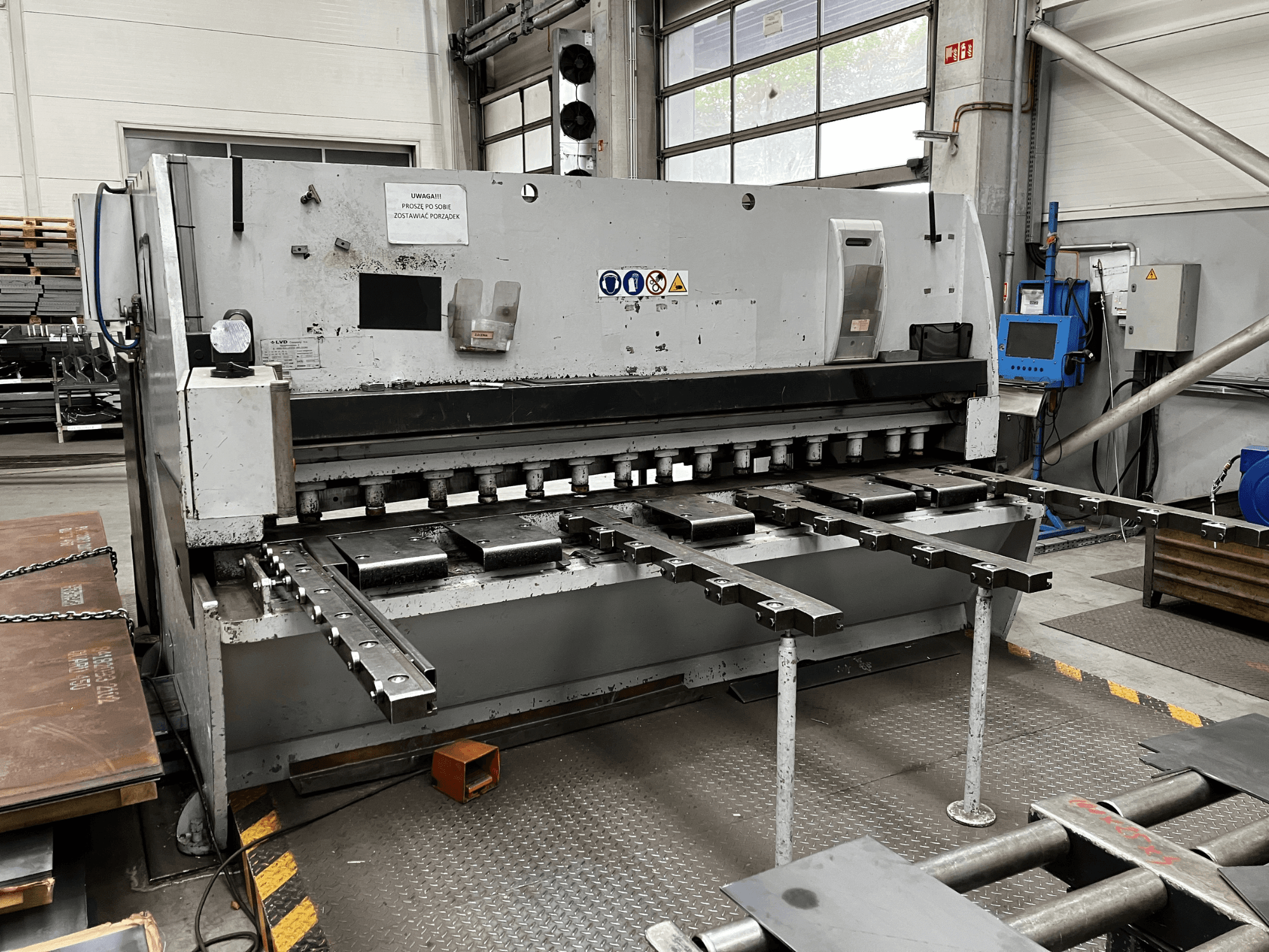 CNC stříhací stroj LVD MVS-TS 13/31, pohled zepředu, se stříhacími noži a ovládacím panelem.