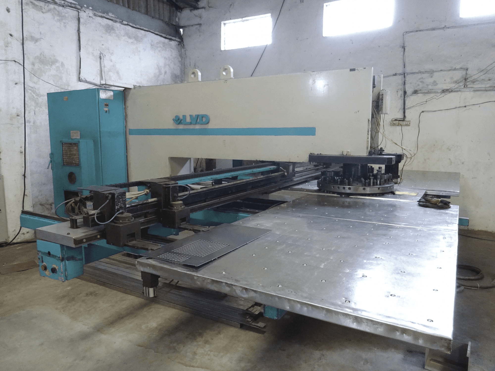 Levý pohled na LVD DELTA 1250 LB TK stroj