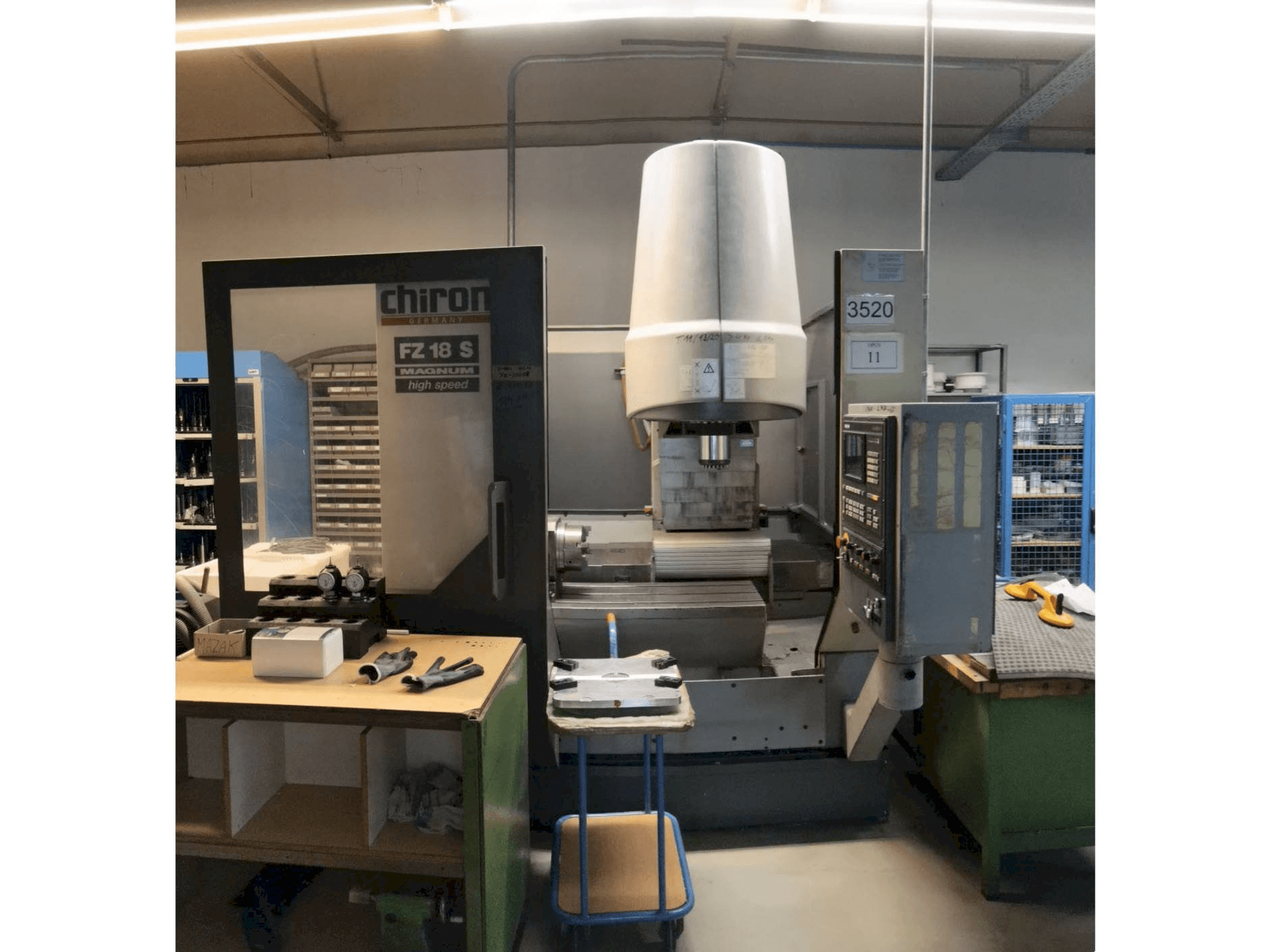 Čelní pohled na CHIRON FZ18 stroj