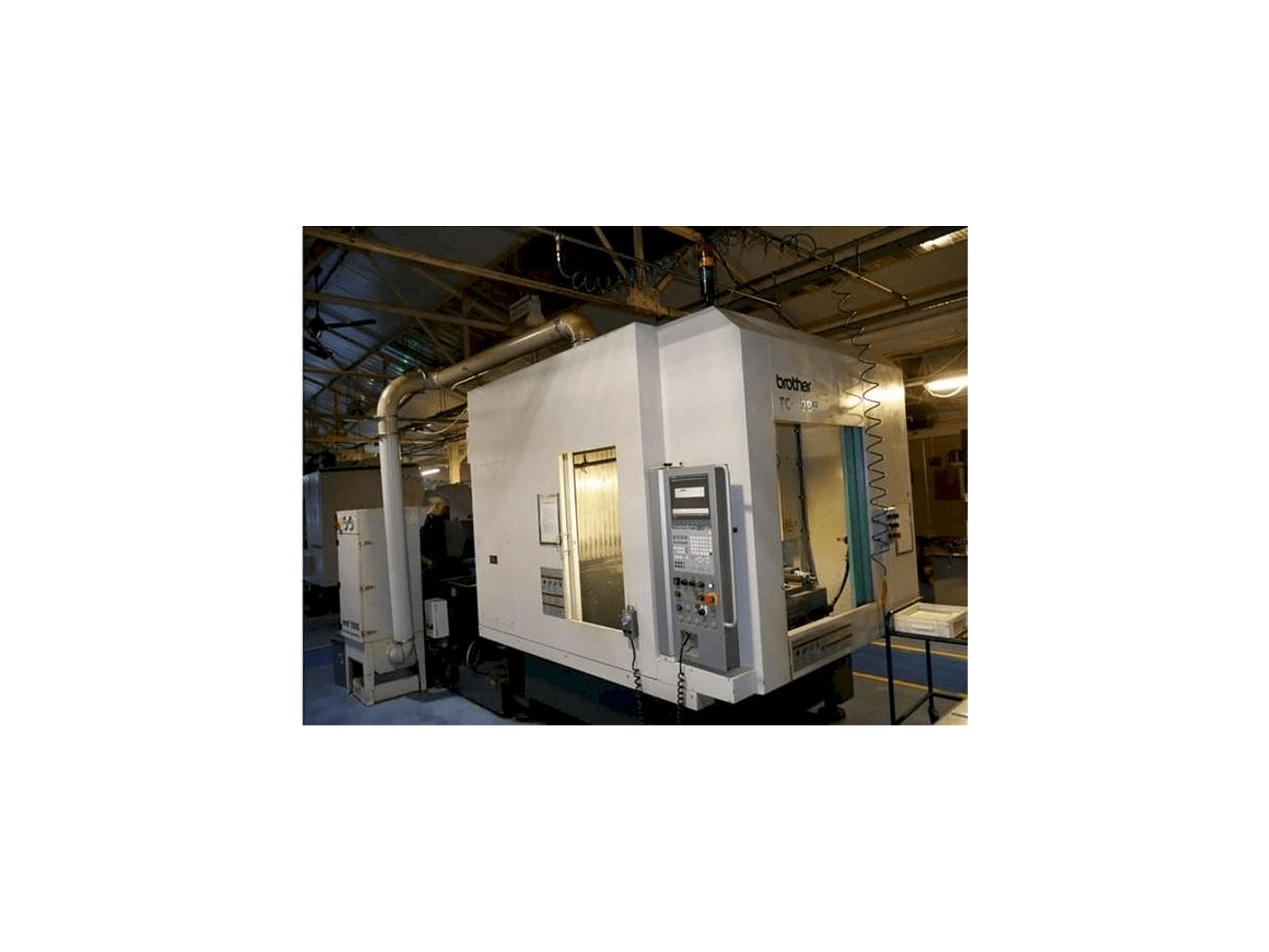 Čelní pohled na Brother TC-32 BN QT stroj