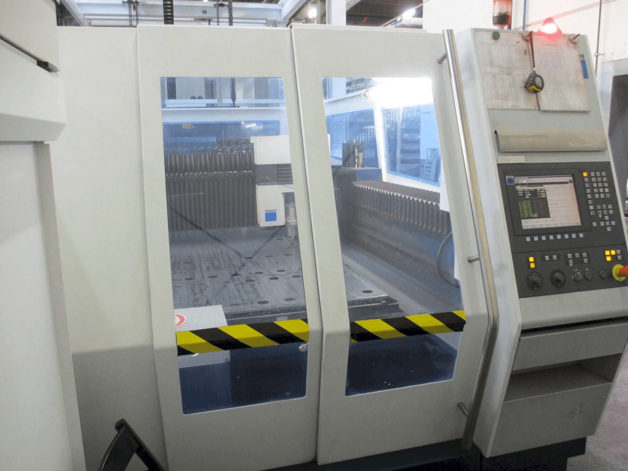Čelní pohled na Trumpf TruLaser 5030 stroj