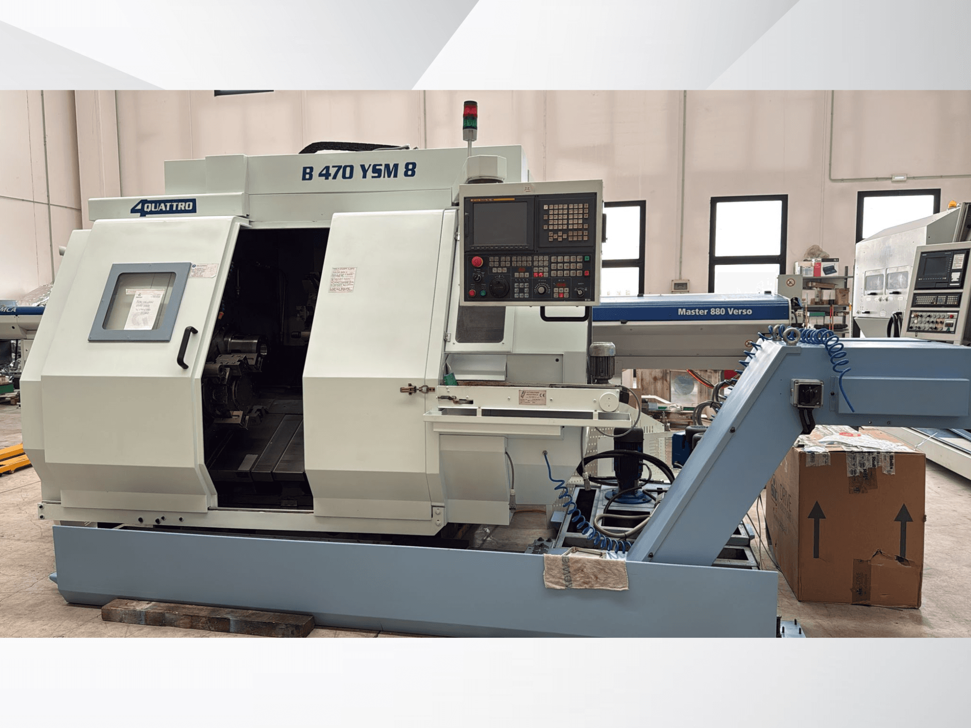 Soustružnické centrum Biglia B470 YSM, čelní pohled zobrazující ovládací panel, otevřený poklop a pracovní prostor s nástroji uvnitř.