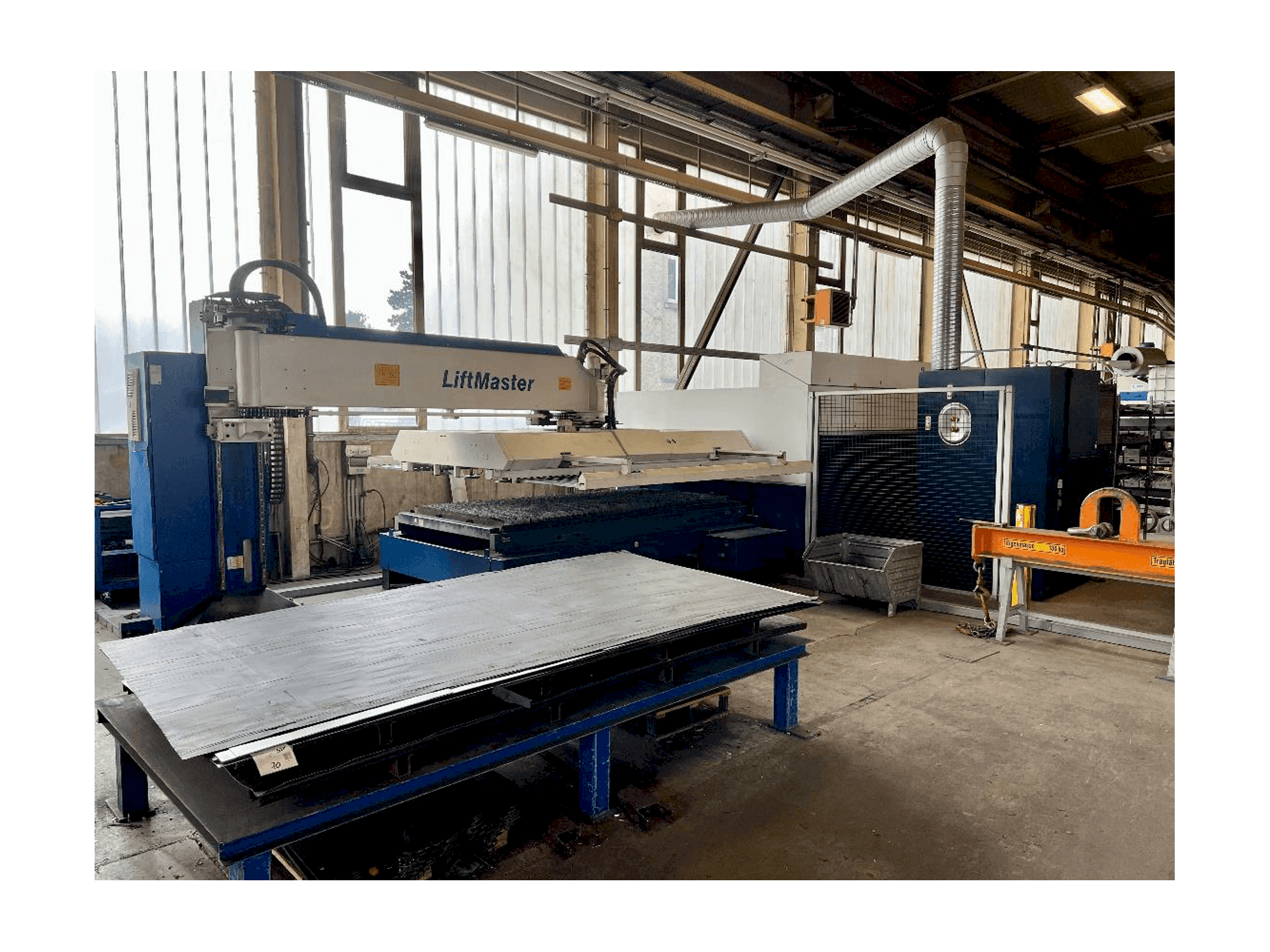 Čelní pohled na TRUMPF TruLaser 3030 Fiber stroj