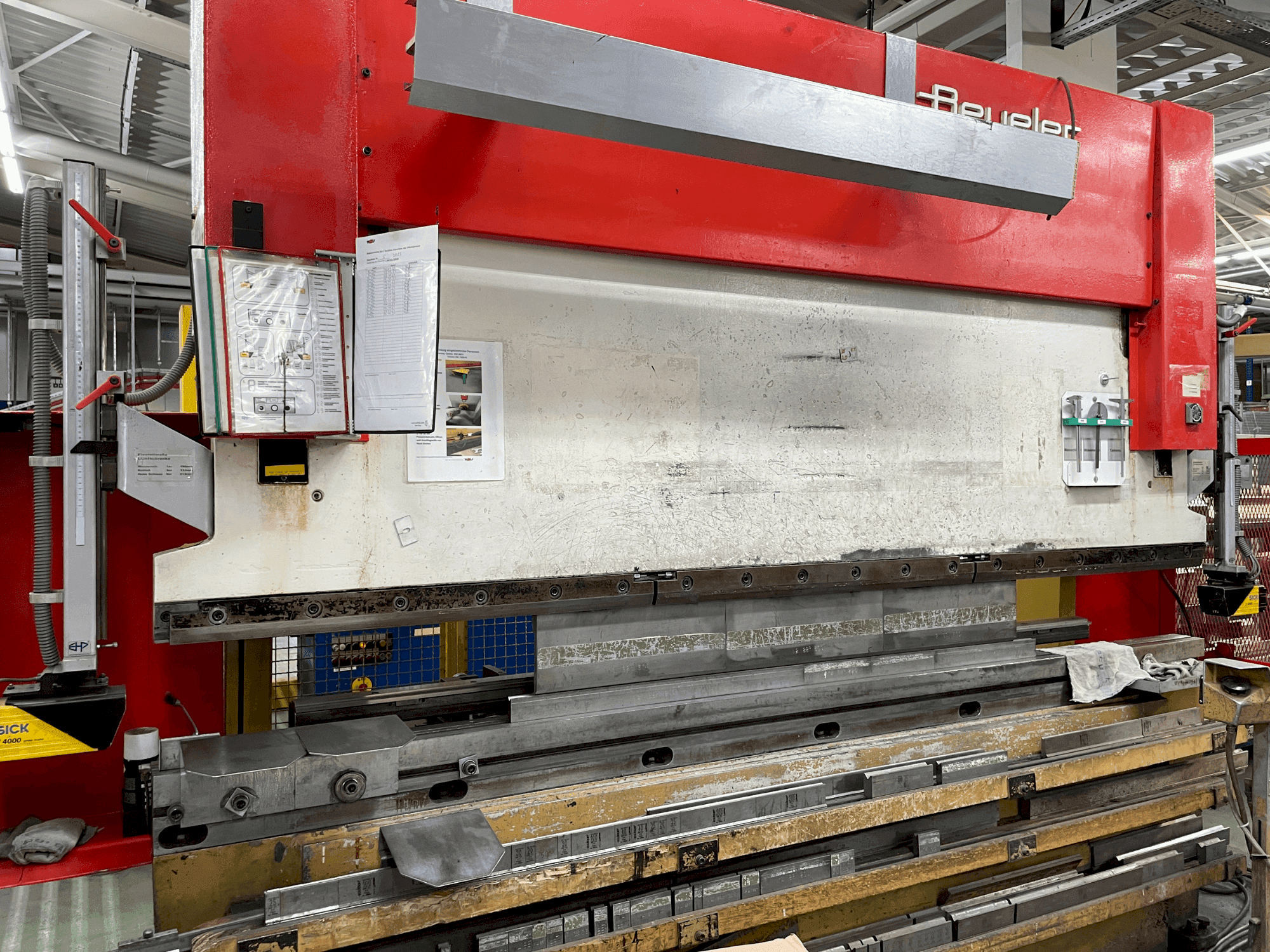 Čelní pohled na BEYELER RT 125 x 3100 stroj