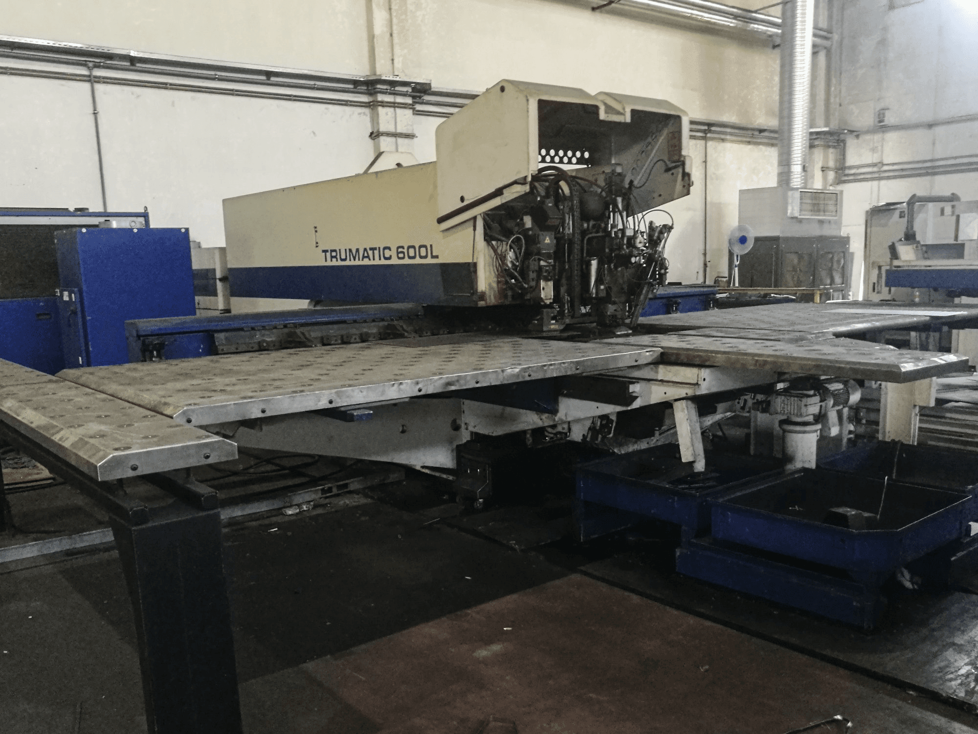 Levý pohled na Trumpf Trumatic 600L stroj