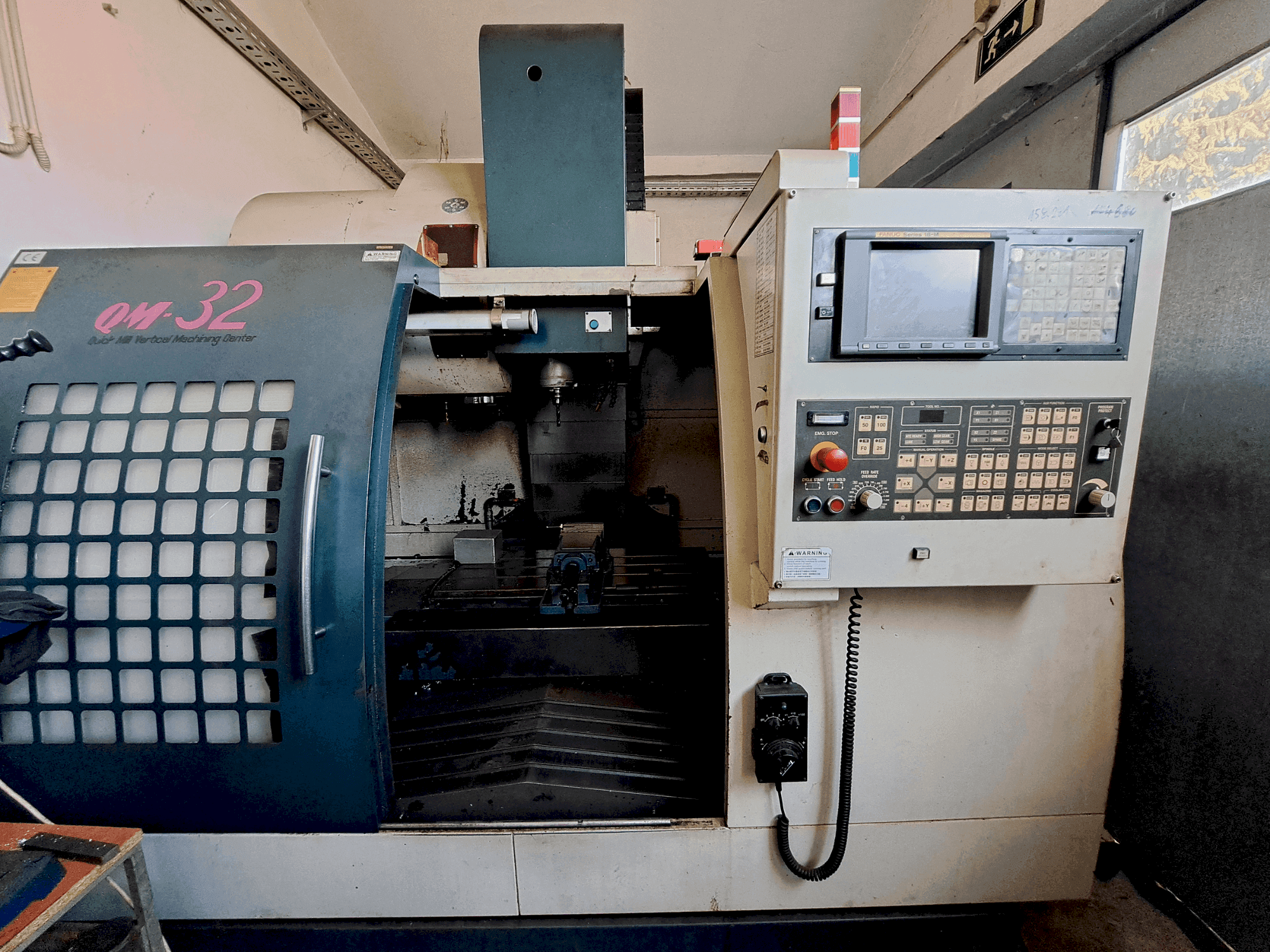 Čelní pohled na Feeler QM-32 stroj