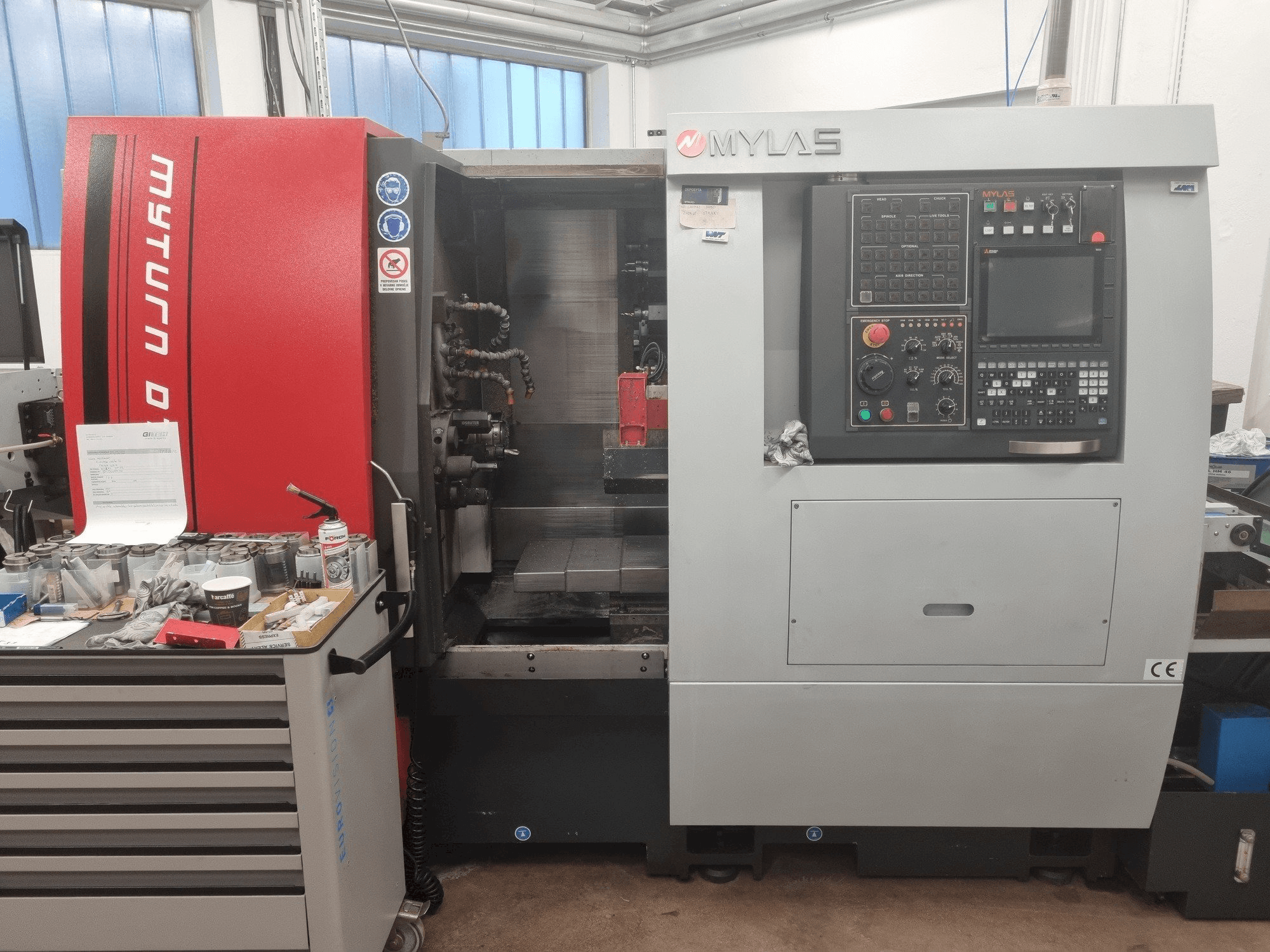 Čelní pohled na MYLAS DT52 stroj