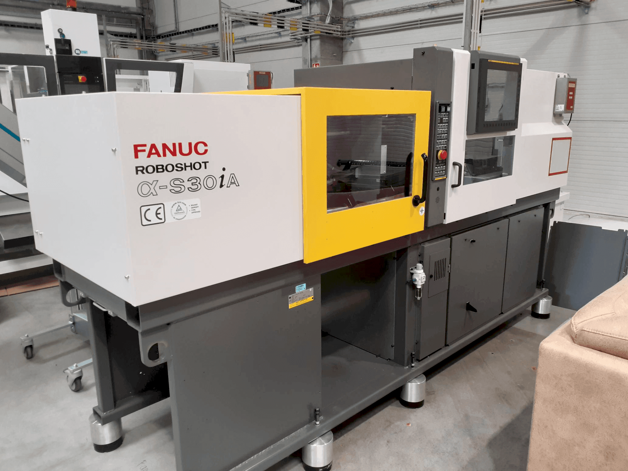 Čelní pohled na FANUC ROBOSHOT α-S 30iA stroj