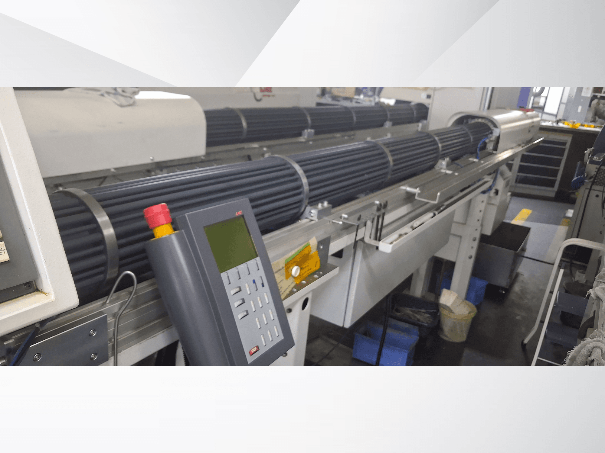 Švýcarský soustruh TORNOS DECO 10a v čelním pohledu, s ovládacím panelem a otočnými válci pro přesné obrábění.