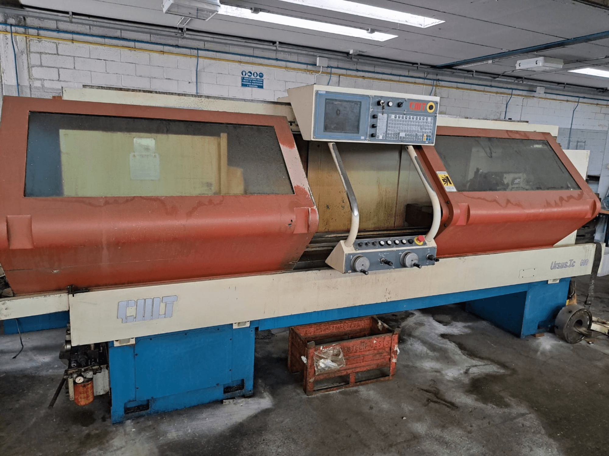 Horizontální soustruh URSUS TC, pohled zepředu, s červeným krytem, ovládacím panelem a viditelným držákem nástrojů.