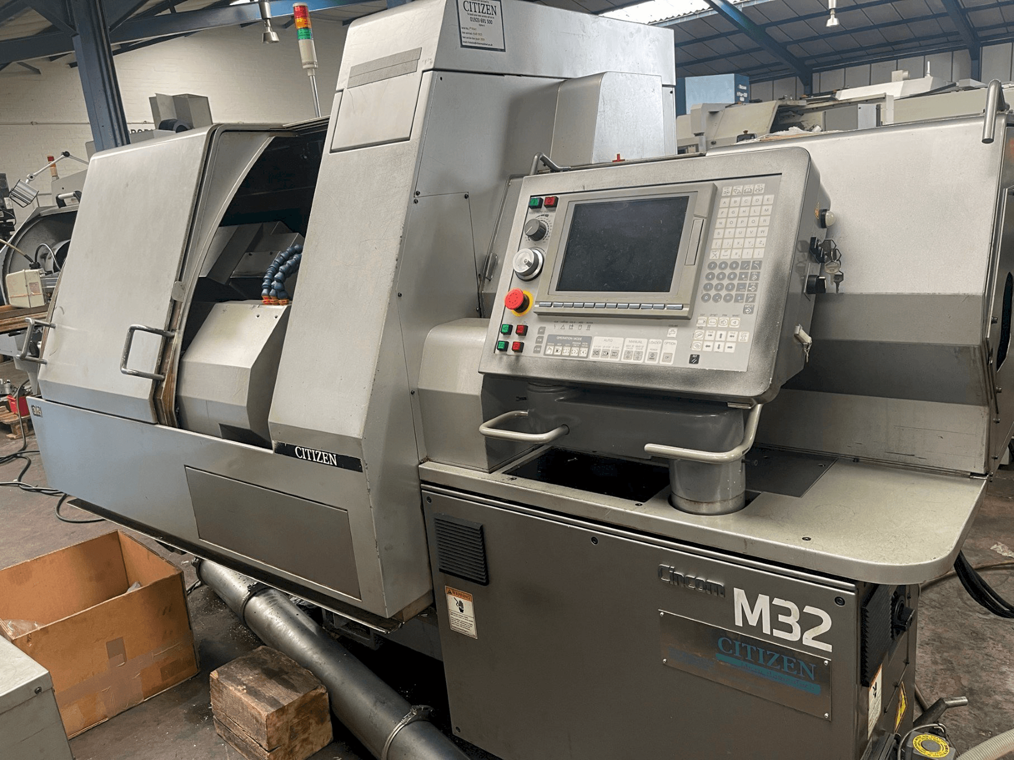 Čelní pohled na Citizen M-32V stroj