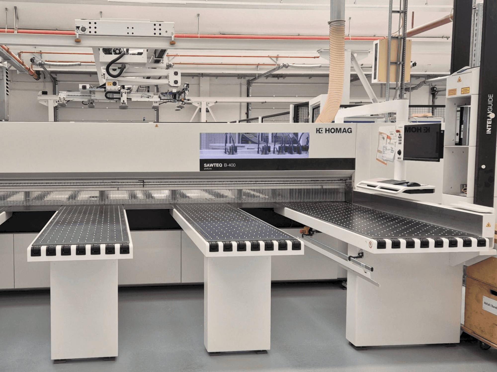 Čelní pohled na HOLZMA HPP 400 stroj