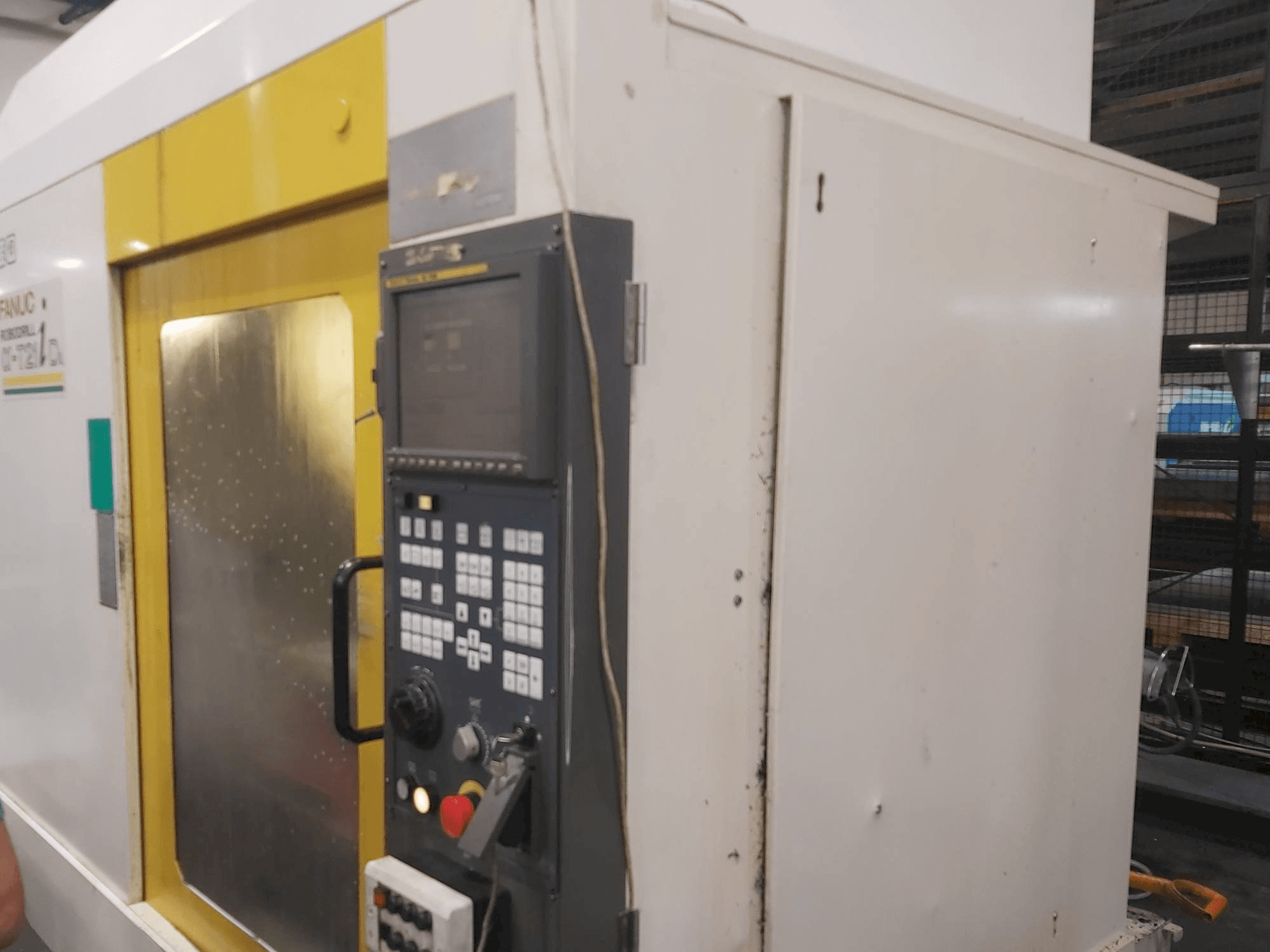 Čelní pohled na FANUC Robodrill Alpha T21D stroj
