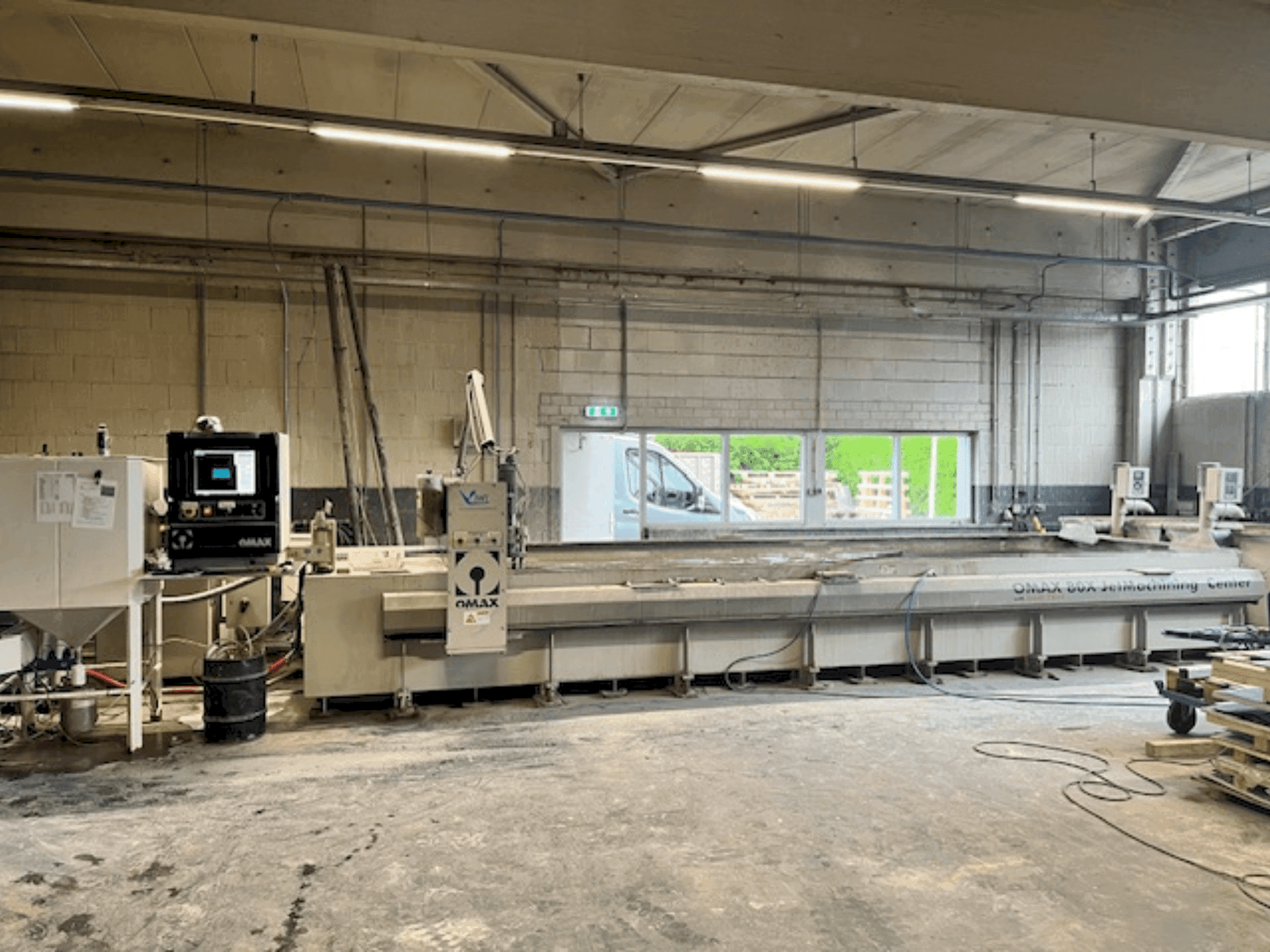 Čelní pohled na OMAX 80X stroj