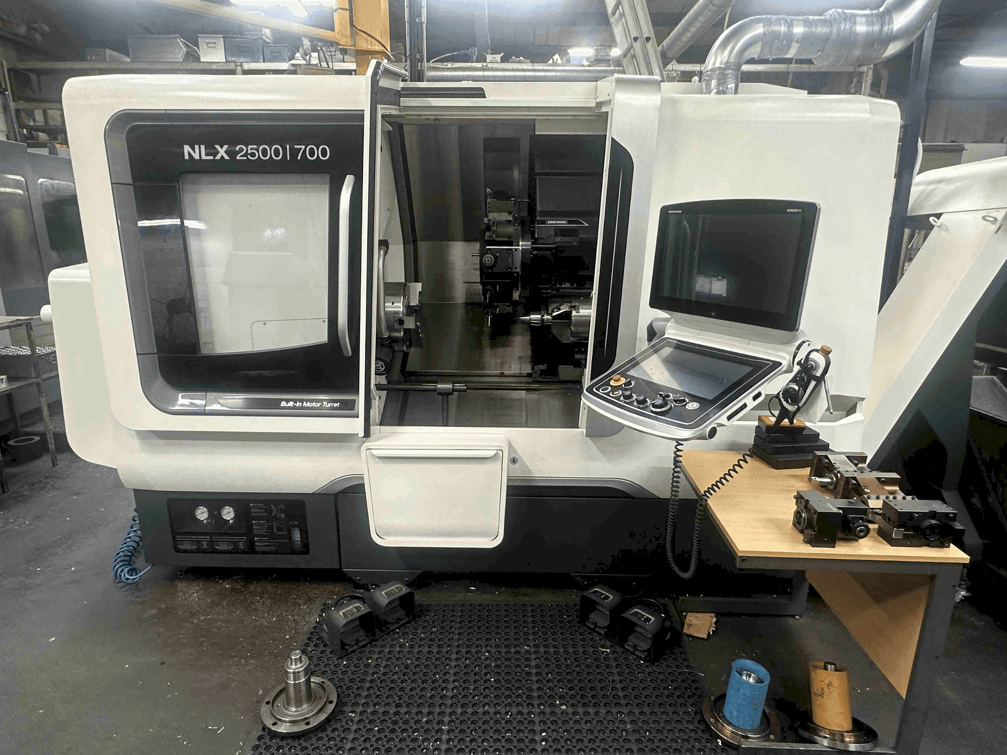Čelní pohled na DMG MORI NLX2500SY/700 stroj