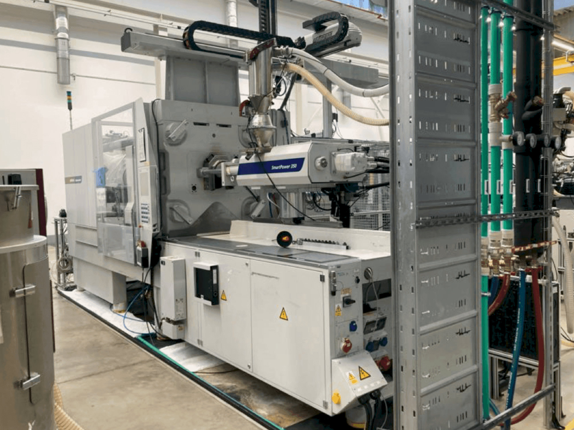 Čelní pohled na WITTMANN Battenfeld SmartPower 350/1000 UNILOG BGP stroj