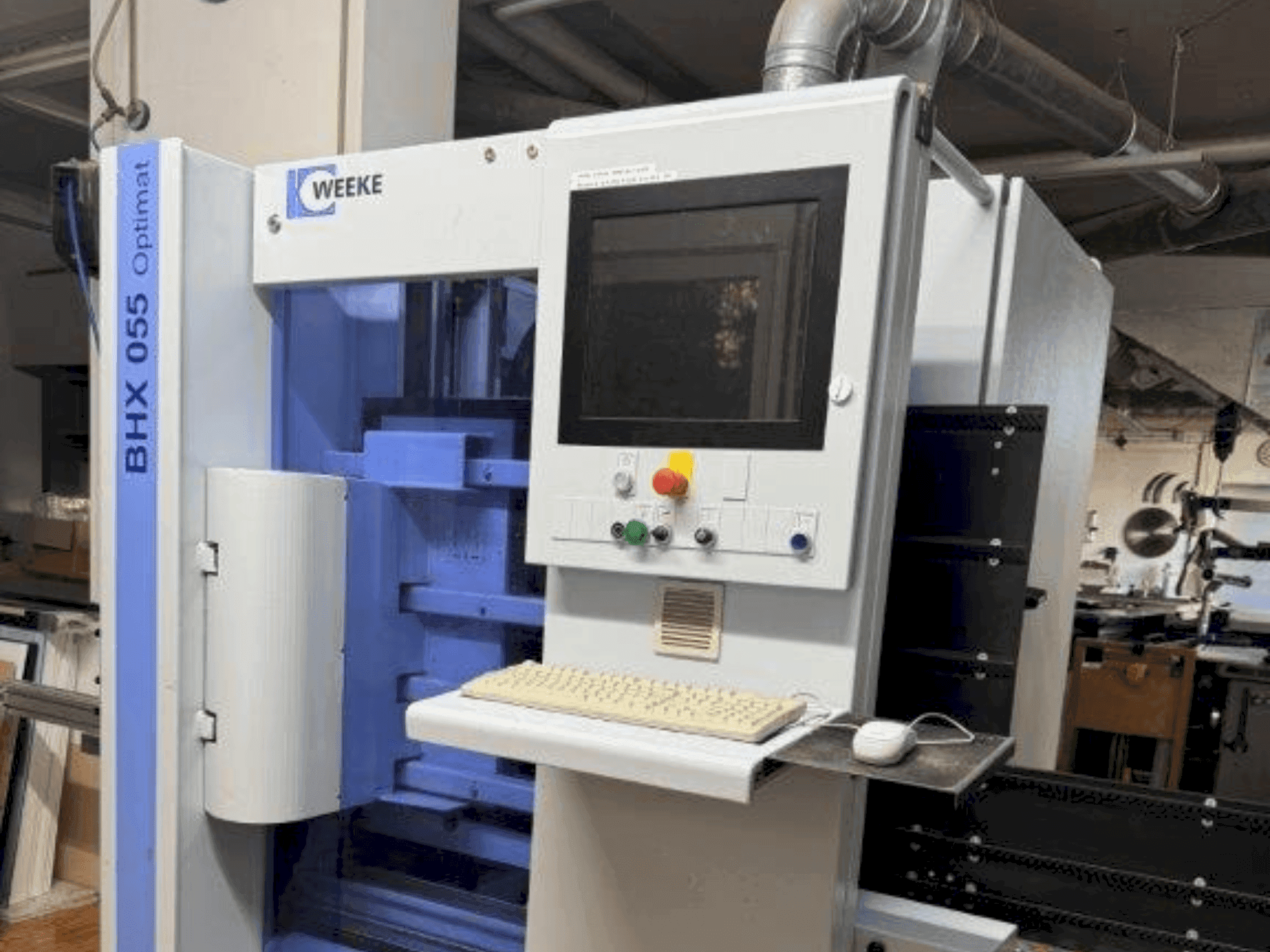 Čelní pohled na HOMAG WEEKE BHX 055 stroj