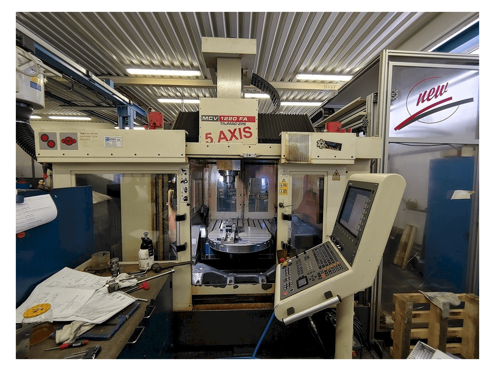 Čelní pohled na TAJMAC-ZPS MCV 1220 stroj