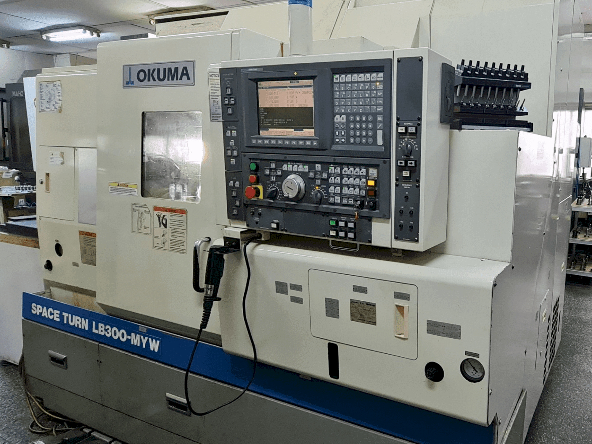 Čelní pohled na Okuma Space Turn LB 300 MYW stroj
