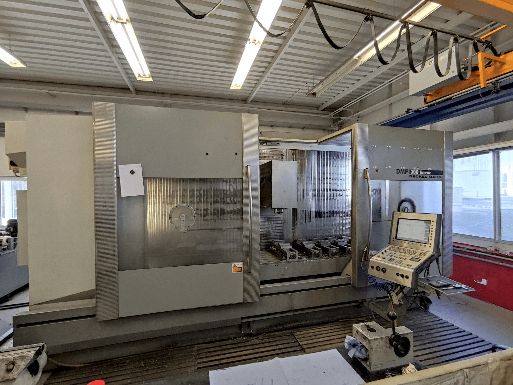 Čelní pohled na DECKEL MAHO DMF 300 linear stroj