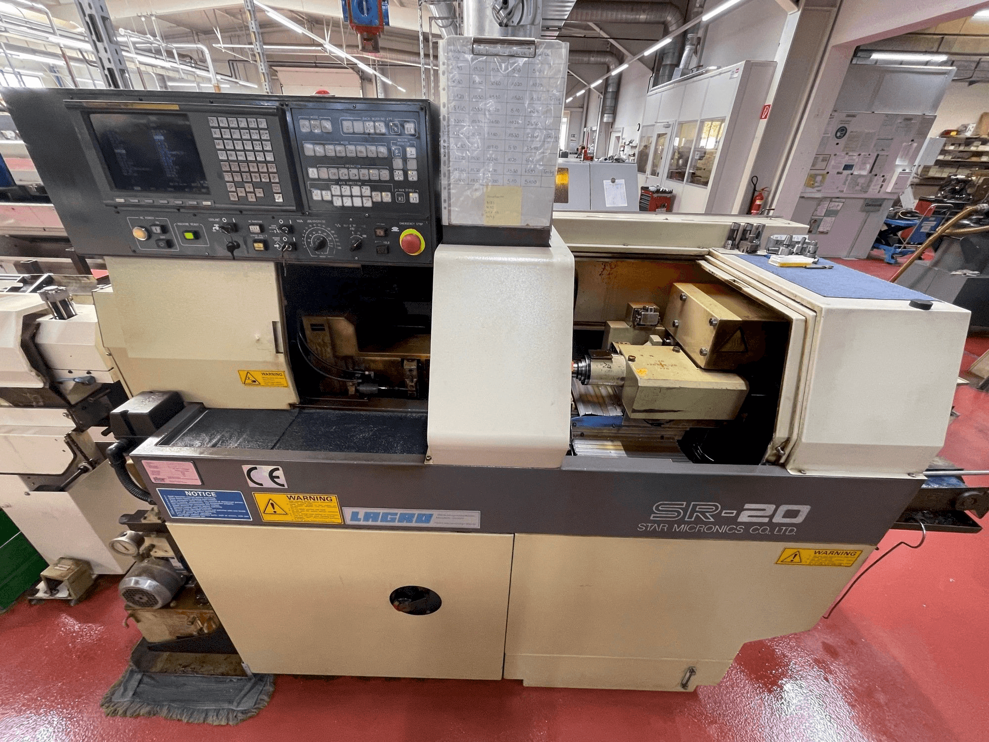 Čelní pohled na Star SR-20 stroj