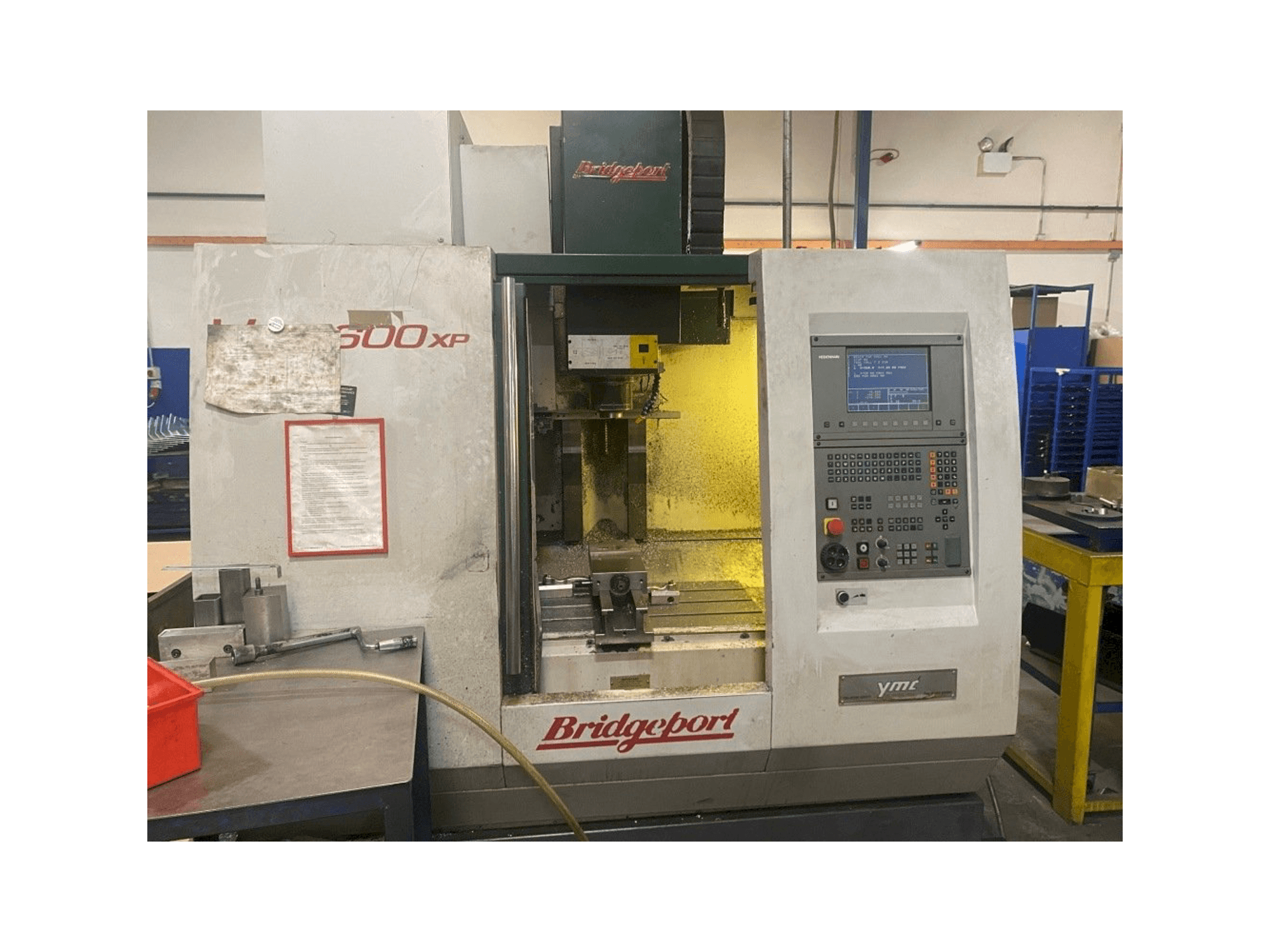 Čelní pohled na Bridgeport VMC 600XP stroj