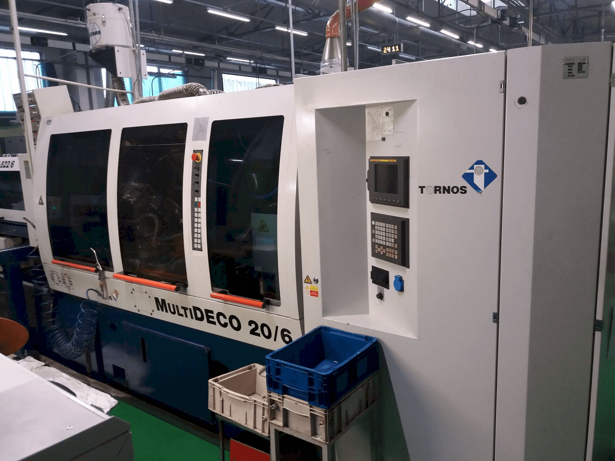 Čelní pohled na Tornos Multideco 26/6 stroj