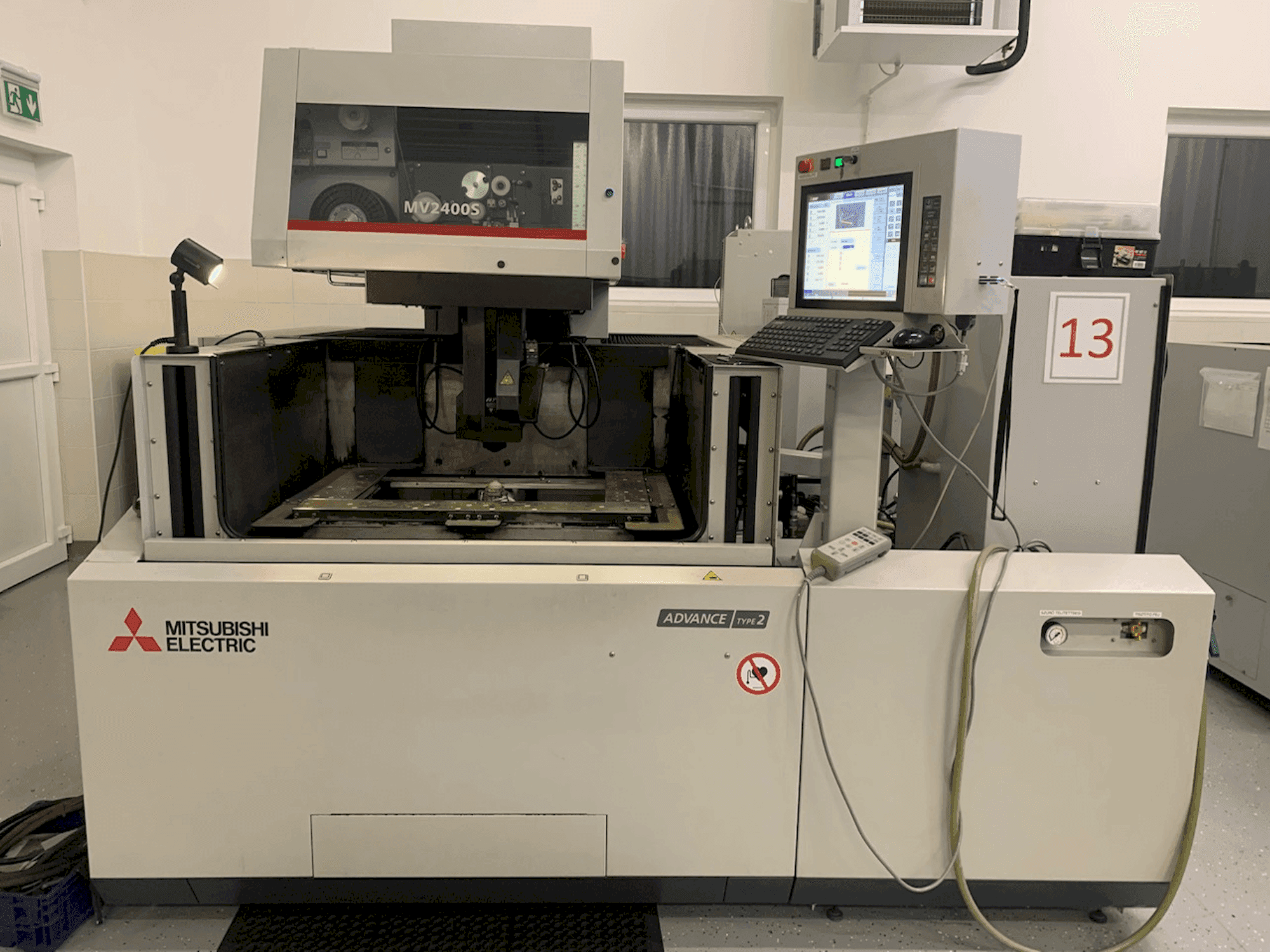 Čelní pohled na Mitsubishi MV2400S stroj