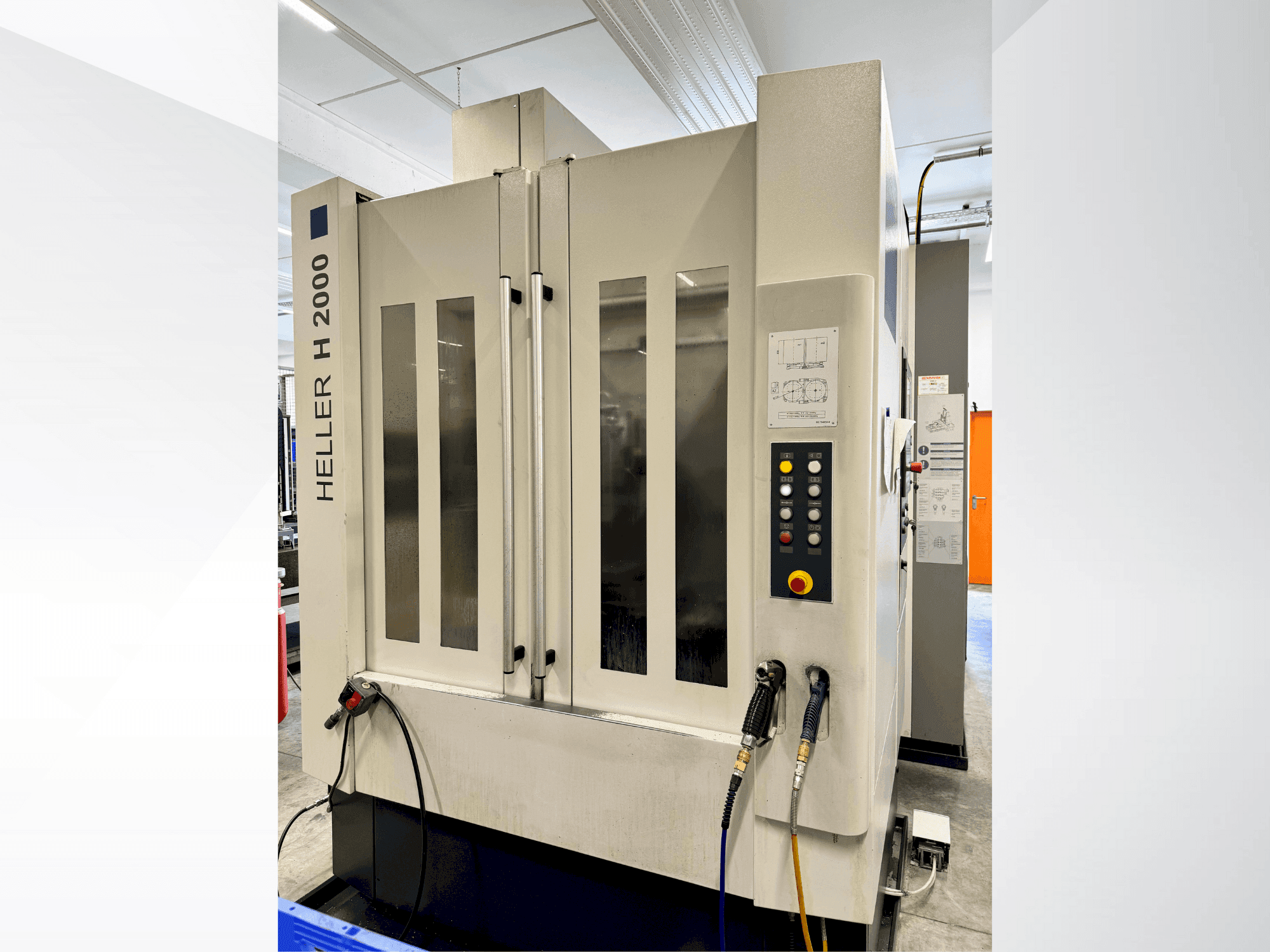 Čelní pohled na HELLER H2000 stroj