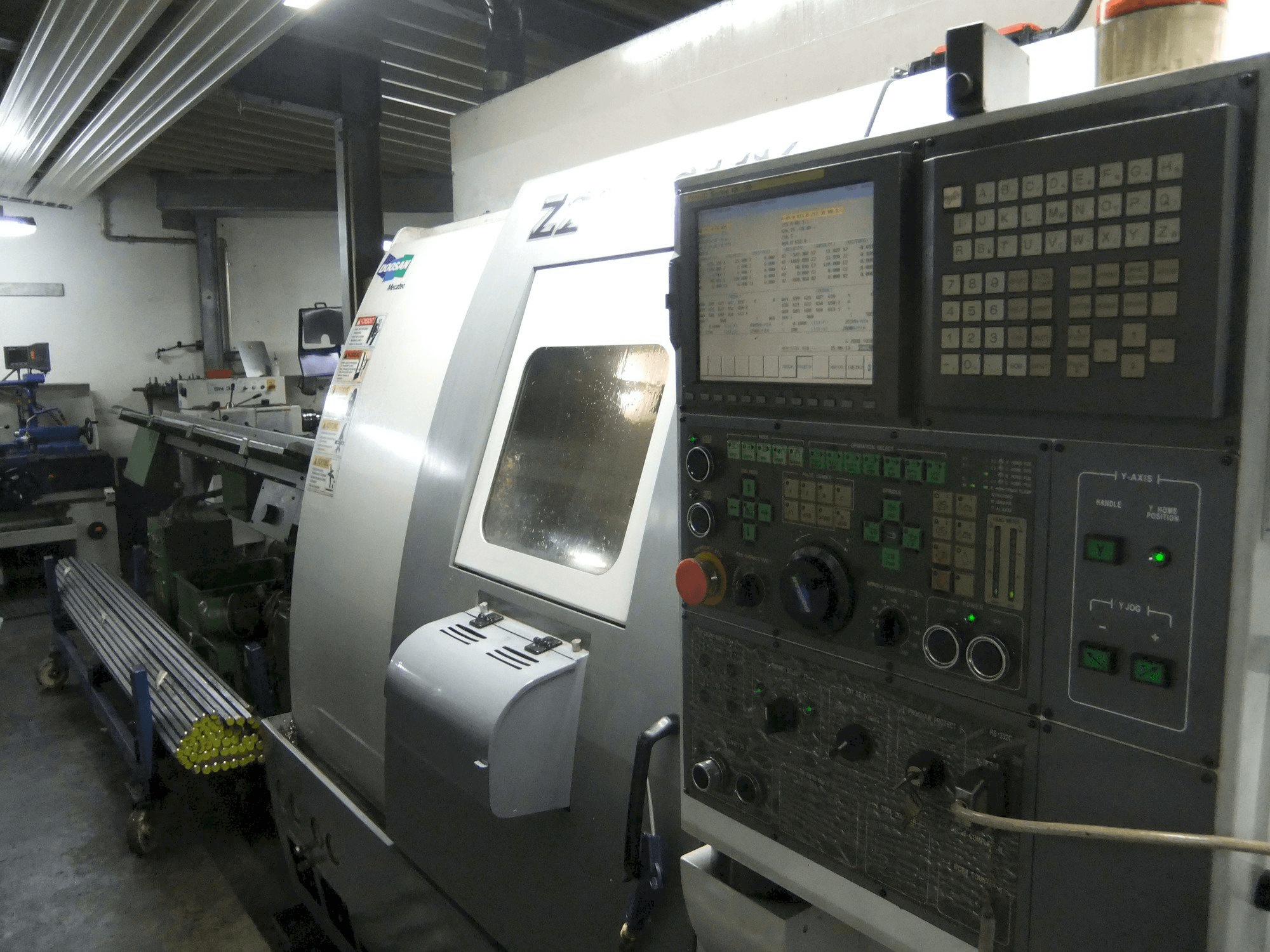 Pravý pohled na Doosan Z290 SMY stroj