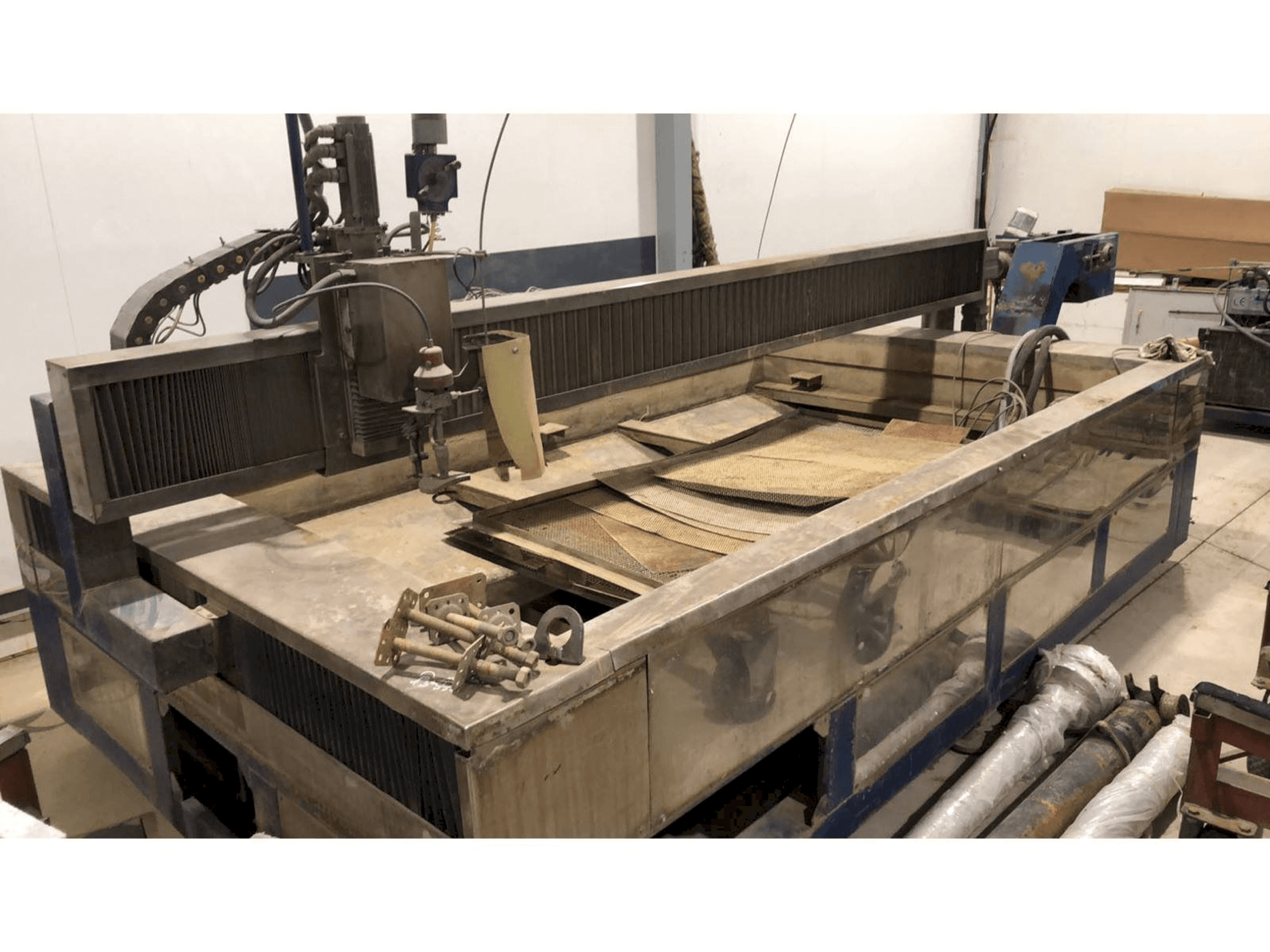 Čelní pohled na Waterjet Italy WF 1630 CNC stroj