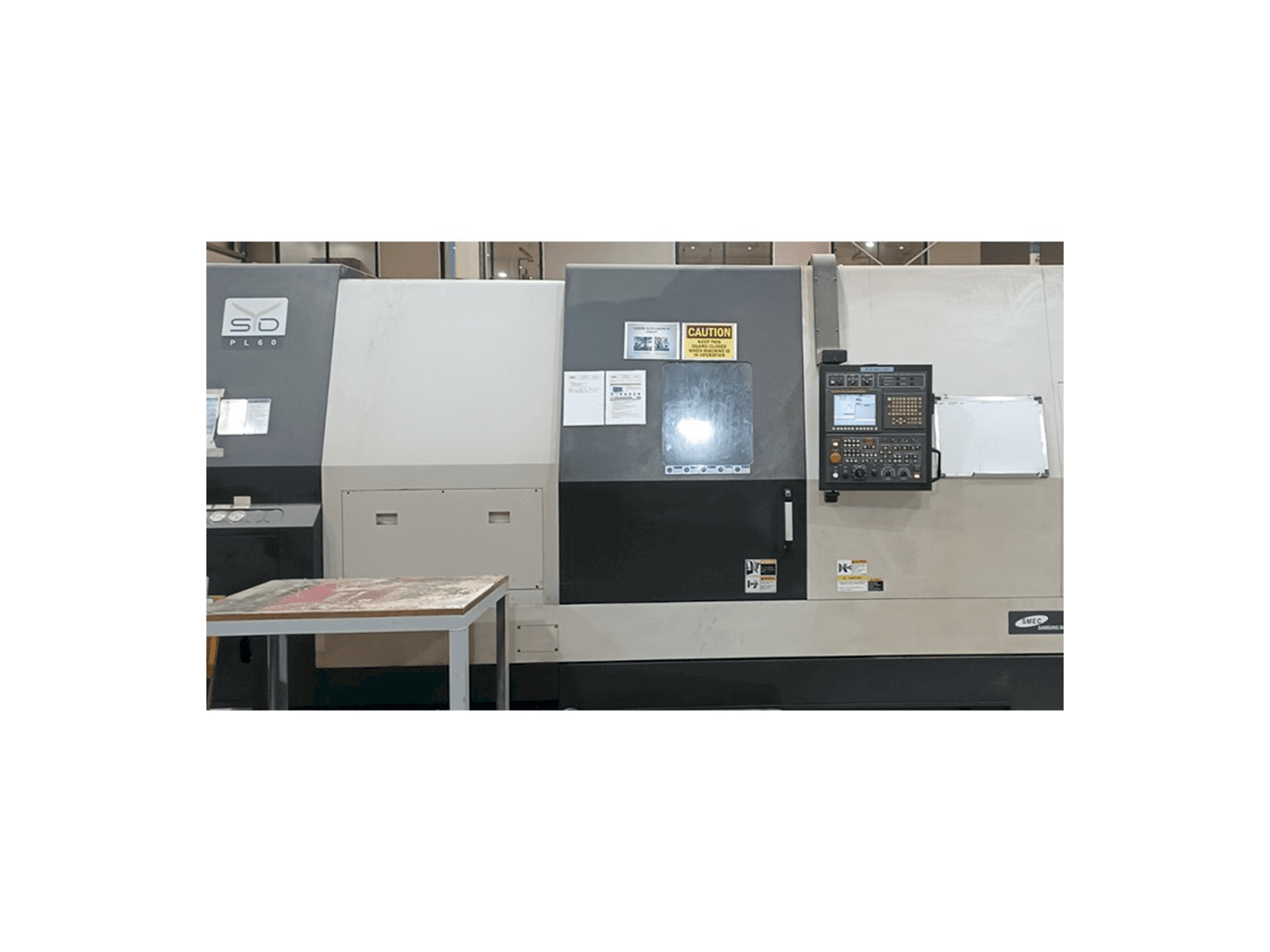 Čelní pohled na Samsung PL60 stroj