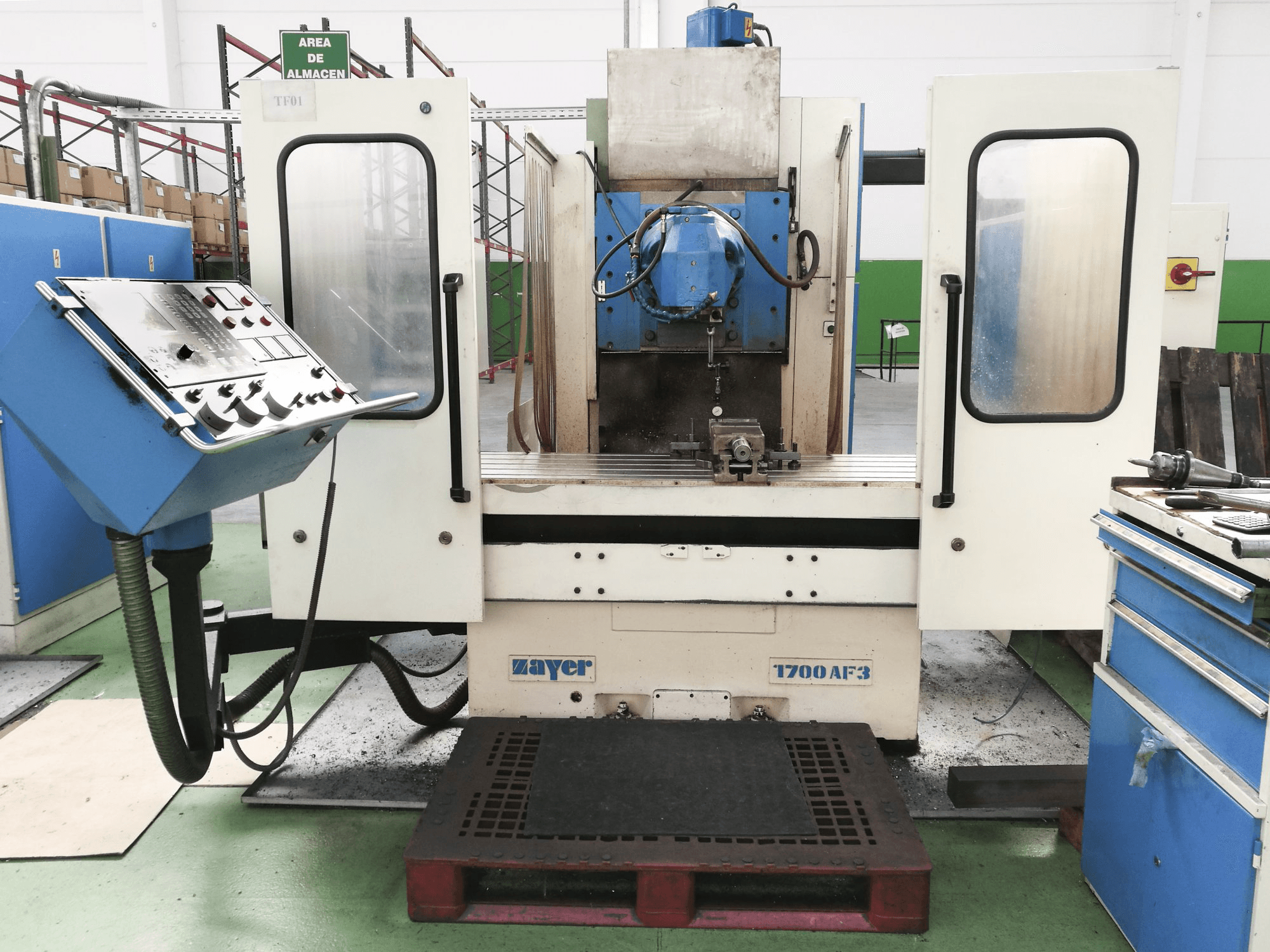 Čelní pohled 1 na Zayer 1700 AF3 stroj