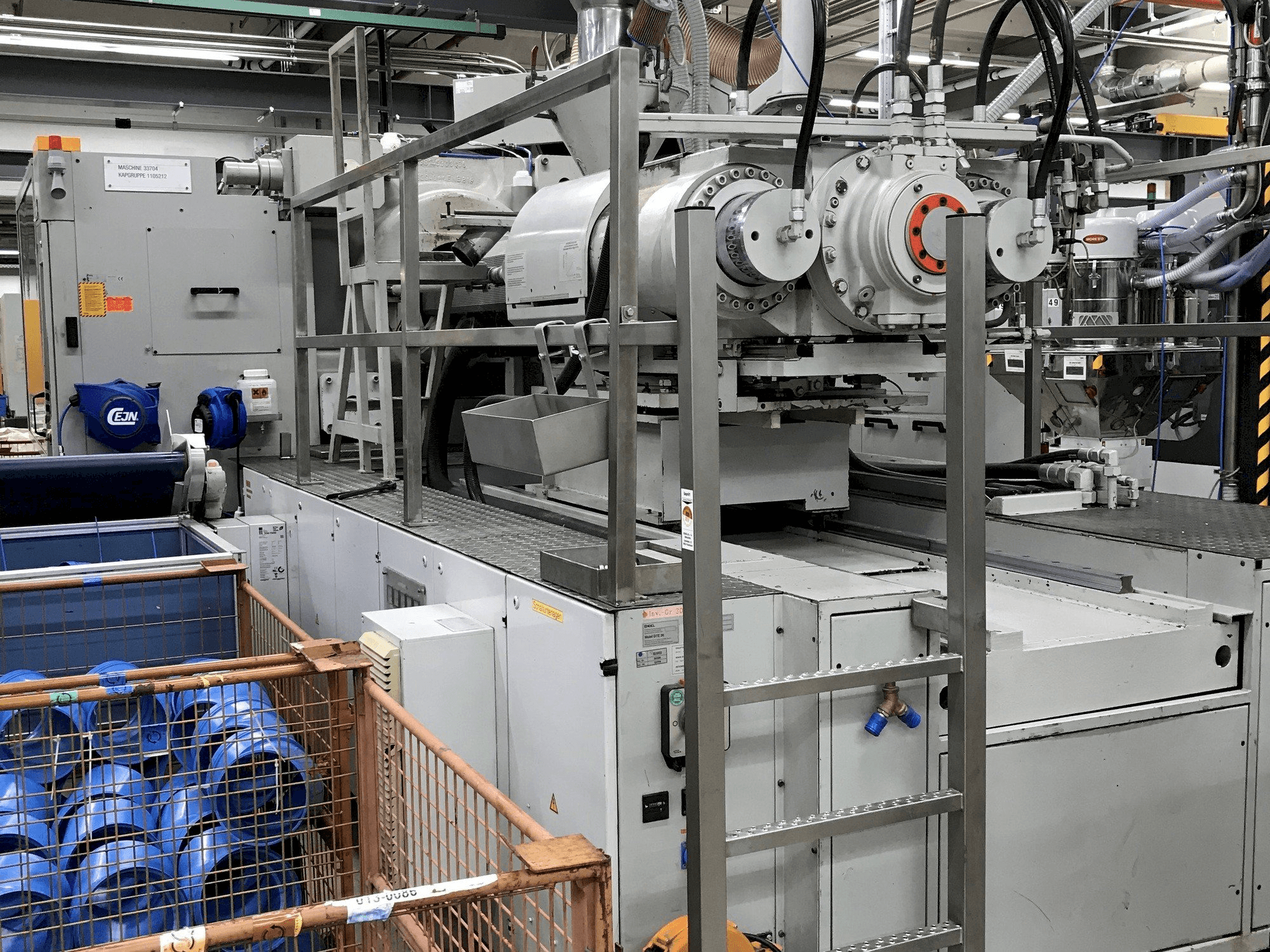 Čelní pohled na ENGEL ES 3550/550 EC 100 stroj