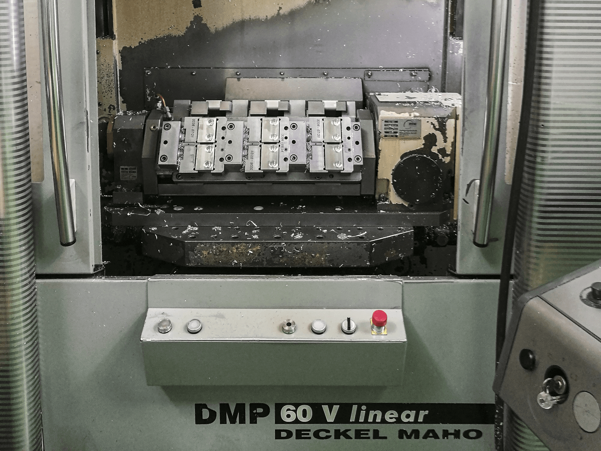 Čelní pohled na DECKEL MAHO DMP 60 V linear stroj