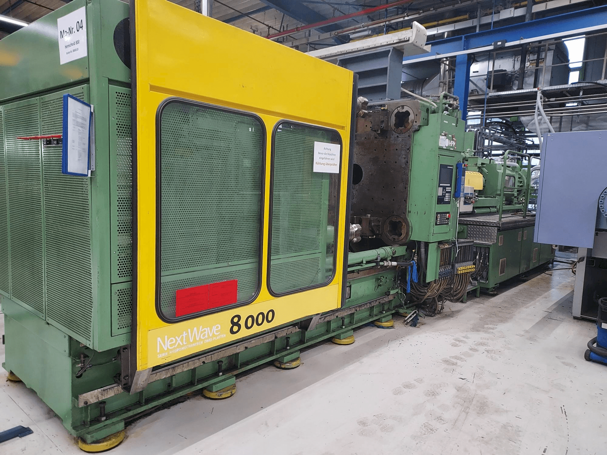 Levý boční pohled na Hemscheidt 800 stroj