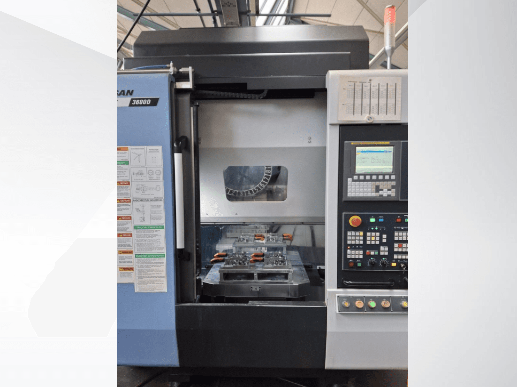 Vertikální soustruh DOOSAN T 3600 D v čelním pohledu, ovládací panel a pracovní plocha s nástroji.
