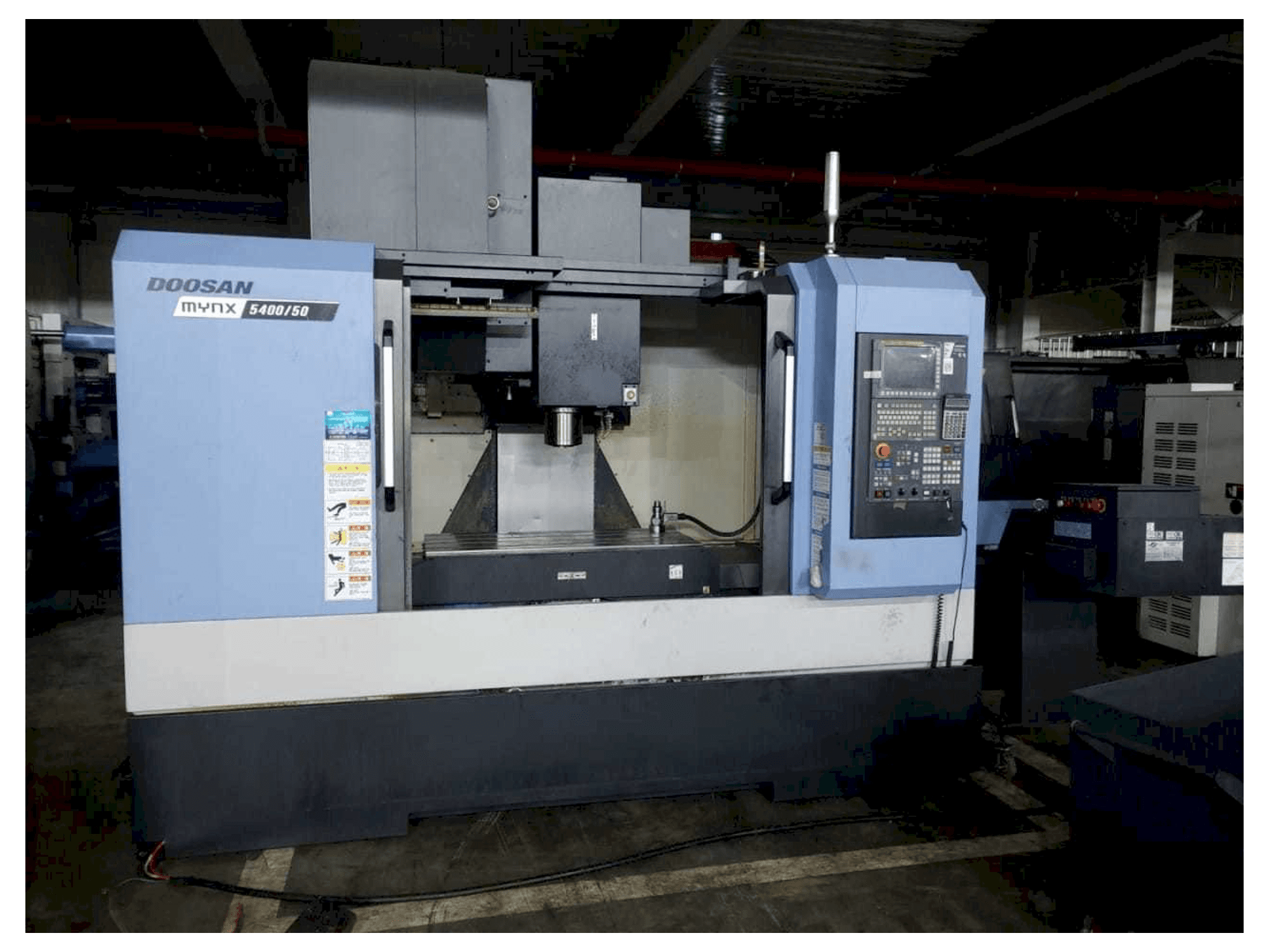 Čelní pohled na Doosan MYNX 5400/50 stroj